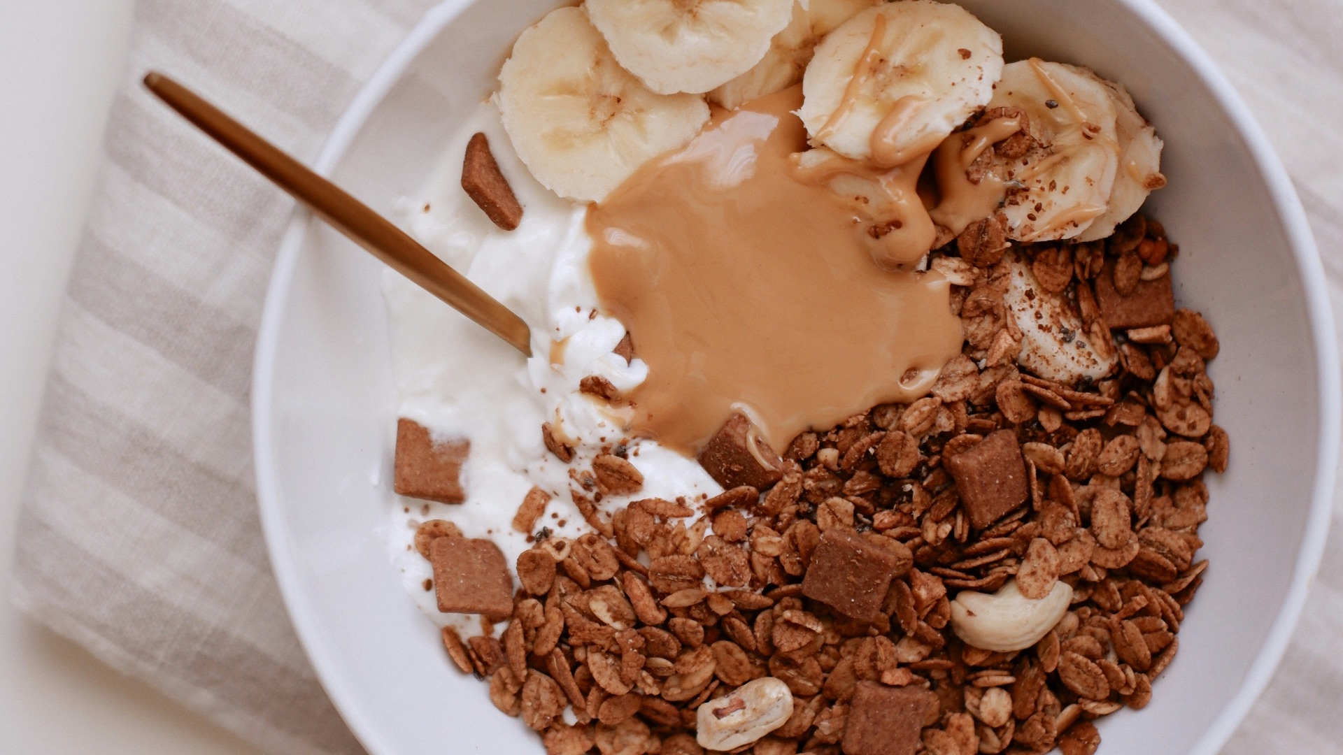 a bowl of cereal with chocolate and bananas
