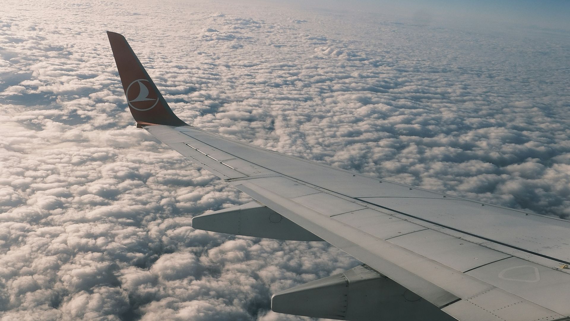 A view of the wing of an airplane in the sky
