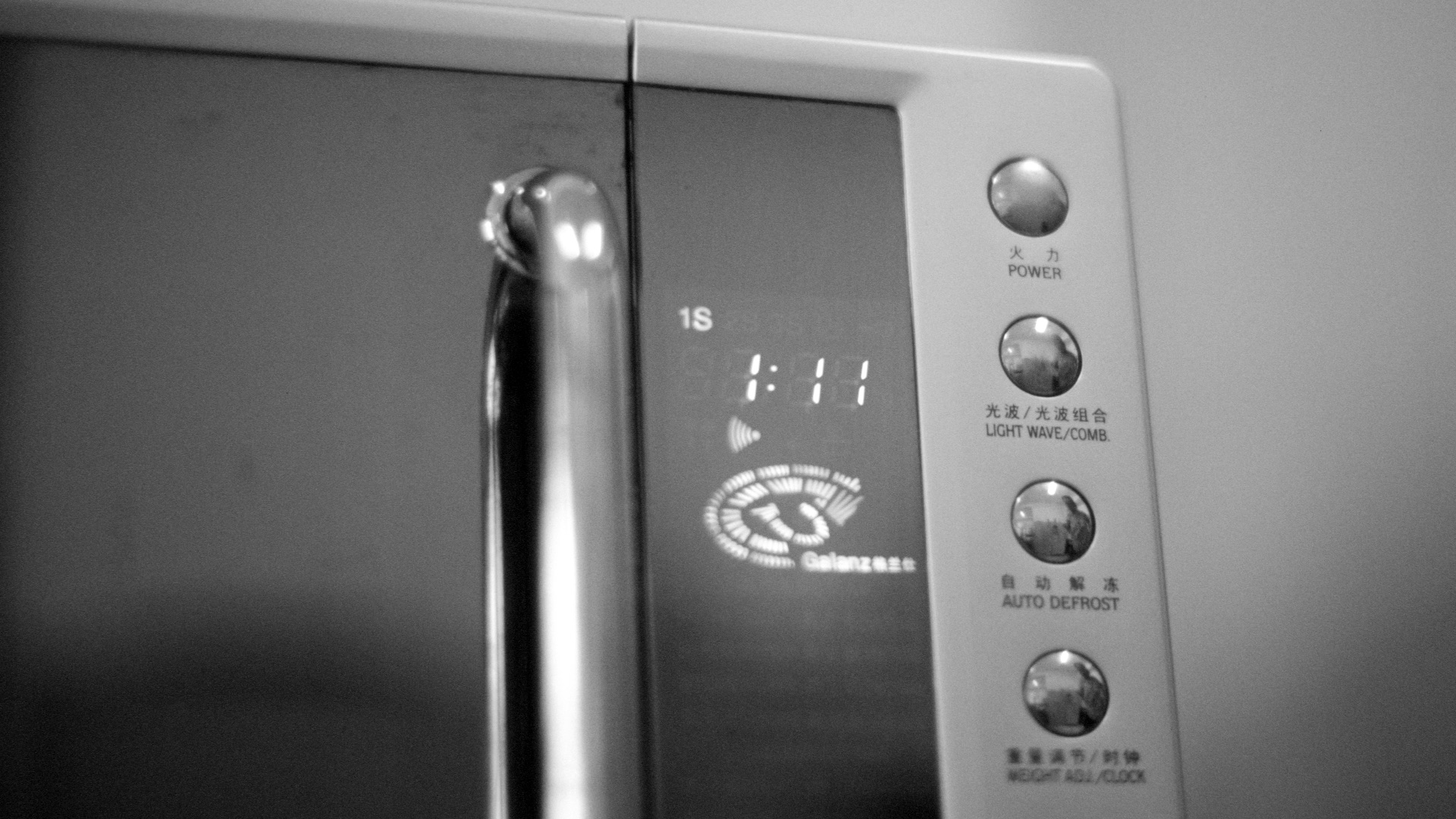 a black and white photo of a microwave