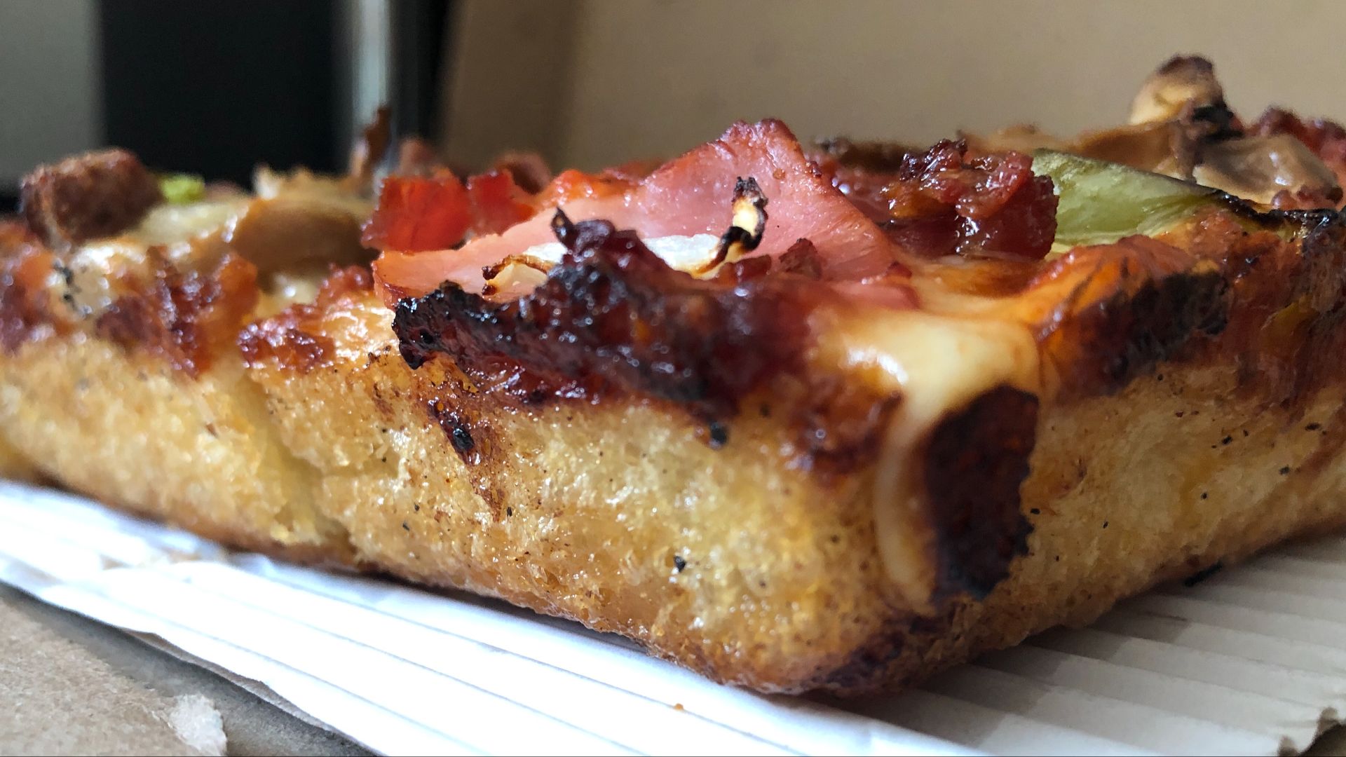 File:Close-up of Detroit-style pizza slice.jpg