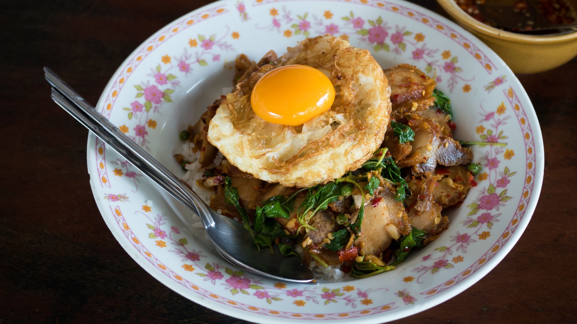 File:2017 0426 Mu krop phat kaphrao khai dao rat khao in Ayutthaya.jpg