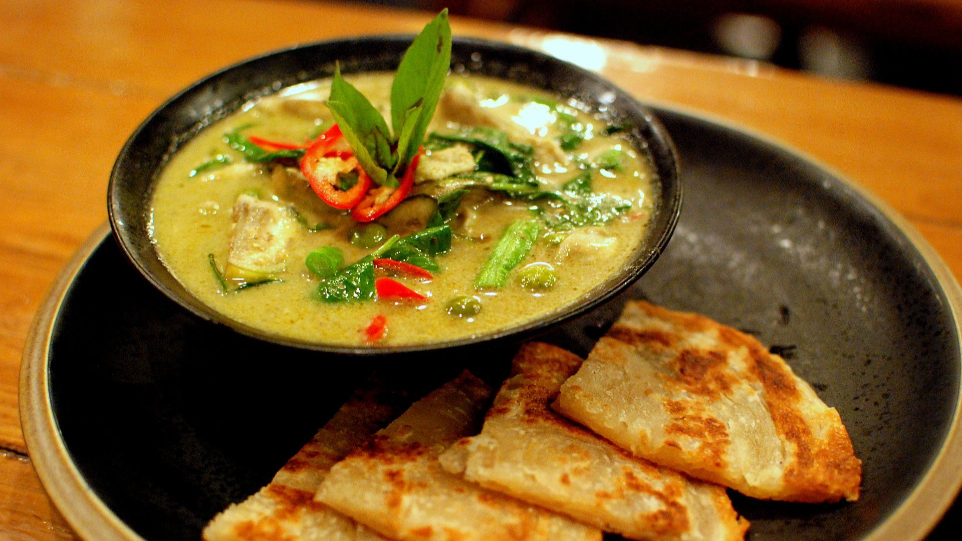 File:Thai green chicken curry and roti.jpg