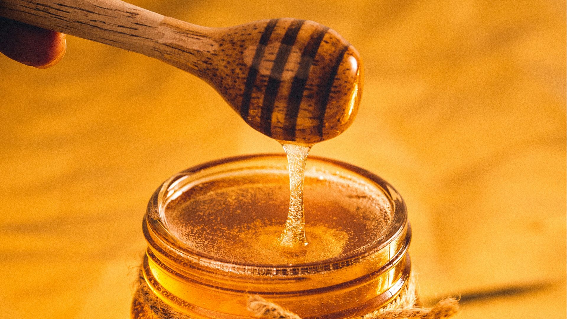 clear glass jar with brown liquid
