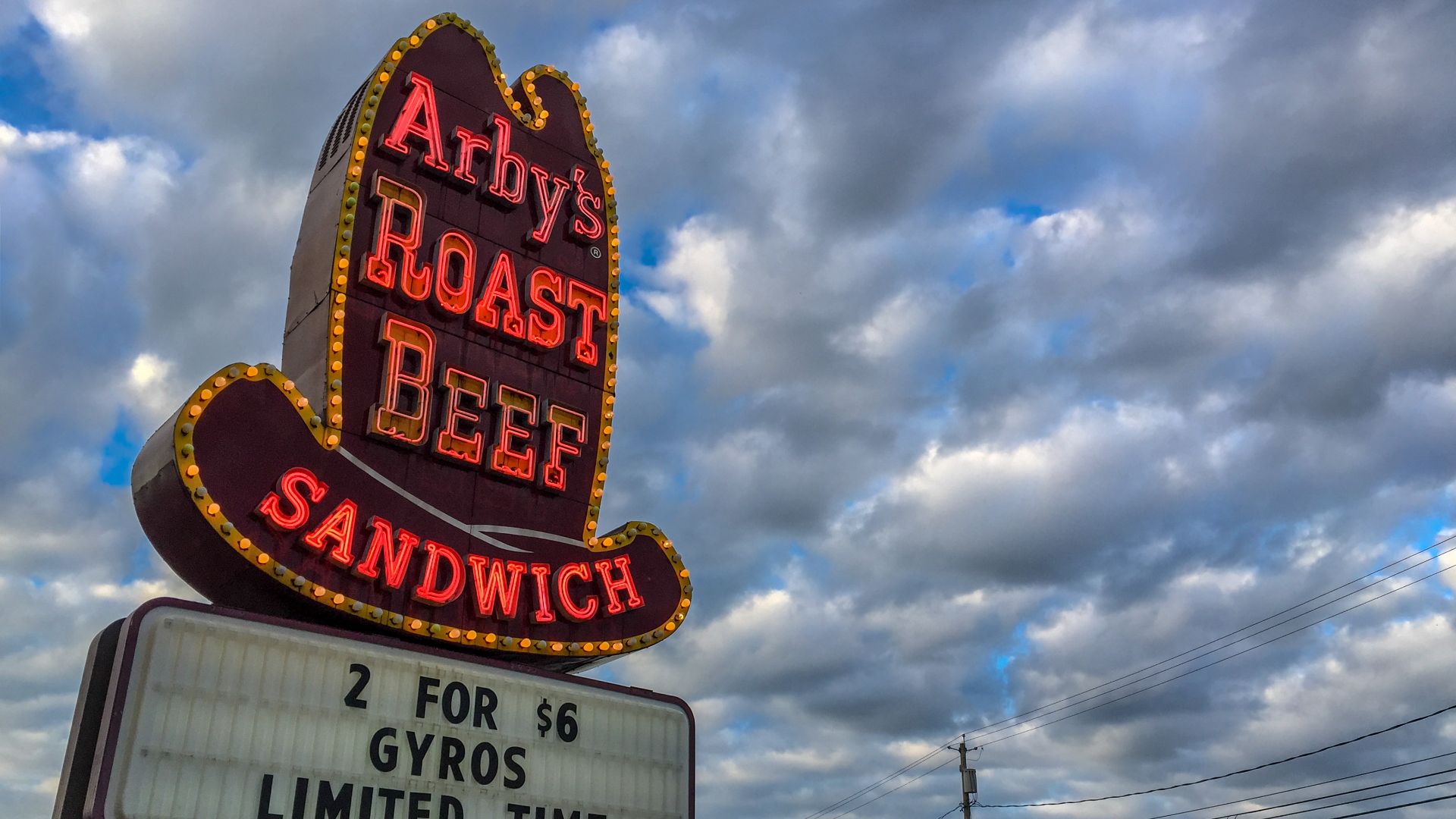 File:Arby's Big Hat sign.jpg