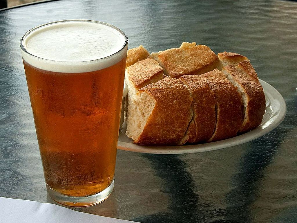 1024px-Beer_and_bread.jpg