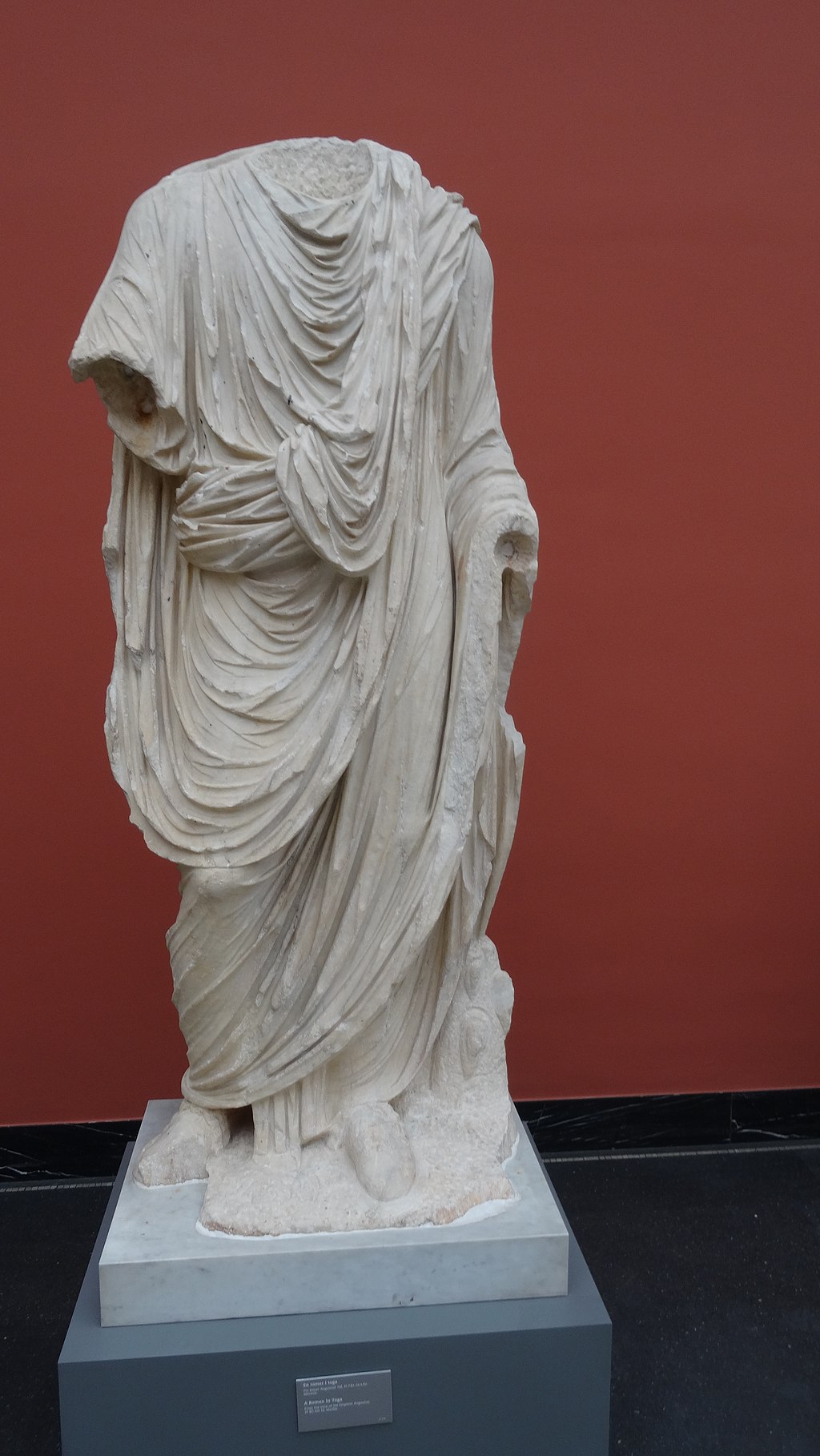 Statue_of_a_Roman_in_a_Toga.jpg