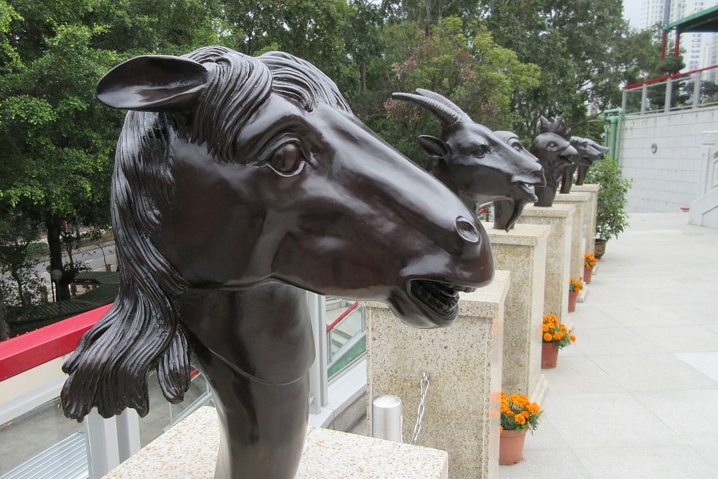 Hk 粉嶺 Fanling 蓬瀛仙館 Fung Ying Sen Koon Temple Chinese Zodiac Statues 07 Horse March 2017 Ix1