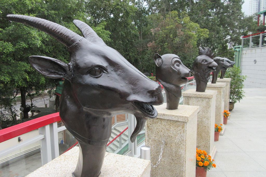 Hk 粉嶺 Fanling 蓬瀛仙館 Fung Ying Sen Koon Temple Chinese Zodiac Statues 08 Goat March 2017 Ix1