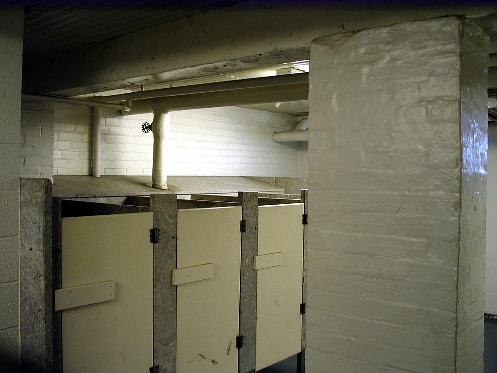 1024Px-The World's Most Unpleasant Bathroom (3565613612)