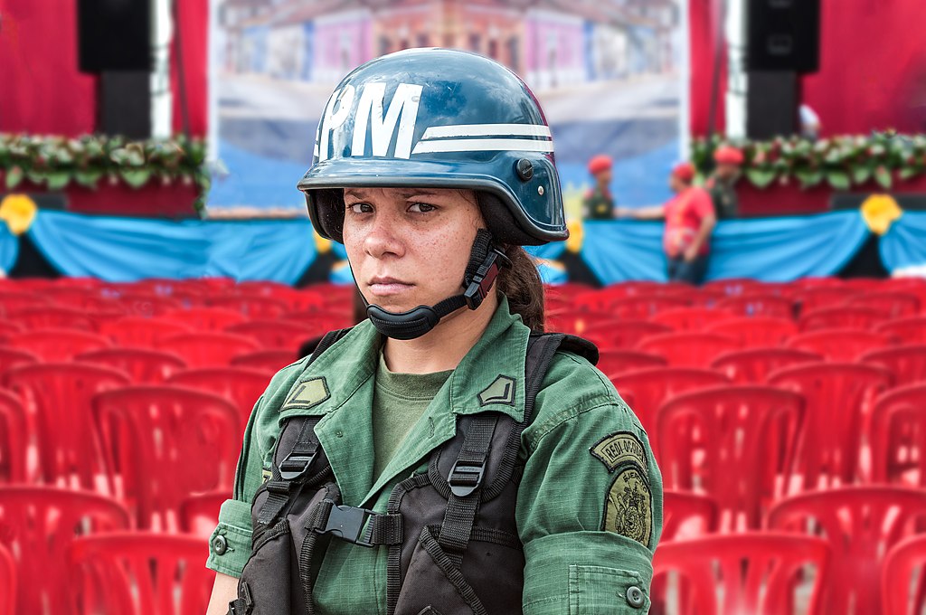 1024Px-Woman Of Bolivarian Armed Forces In A Presidential Meeting