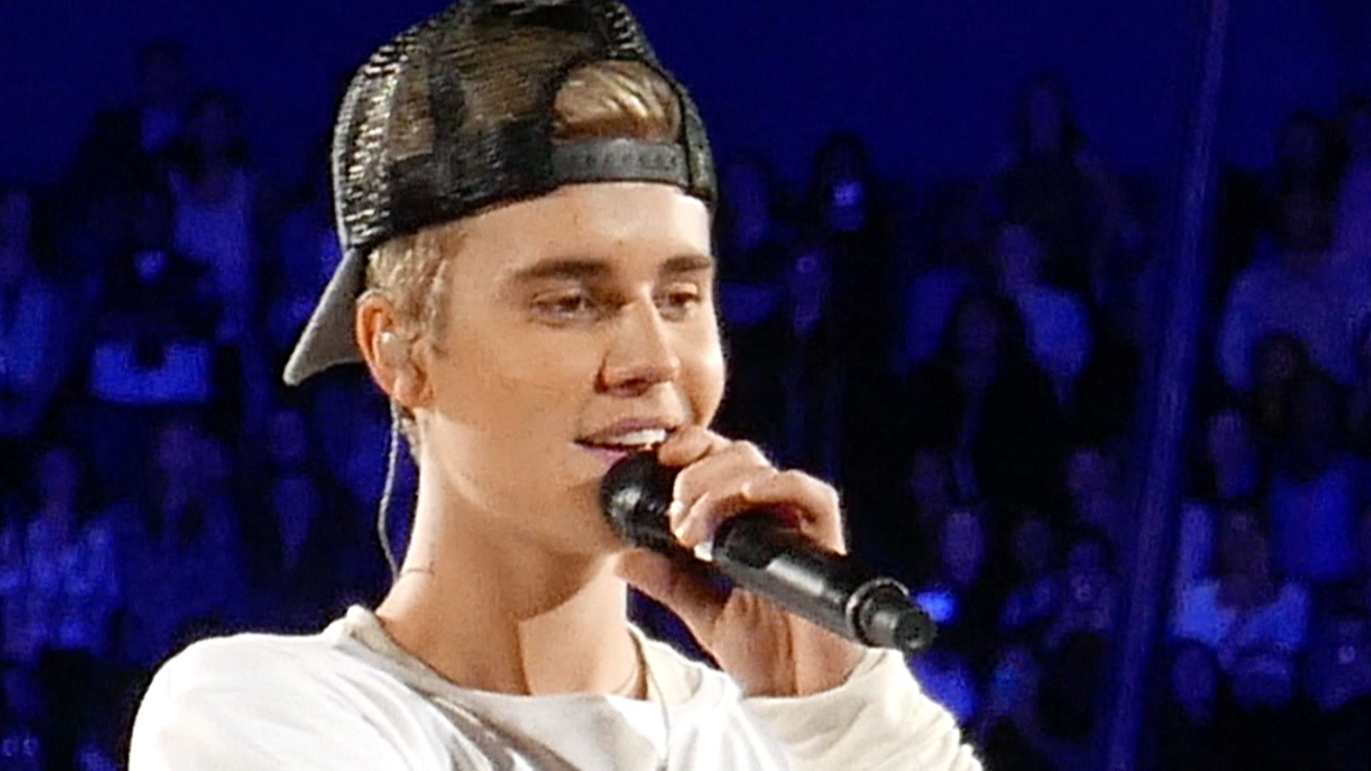 File:Justin Bieber in Rosemont, Illinois (2015) (cropped).jpg
