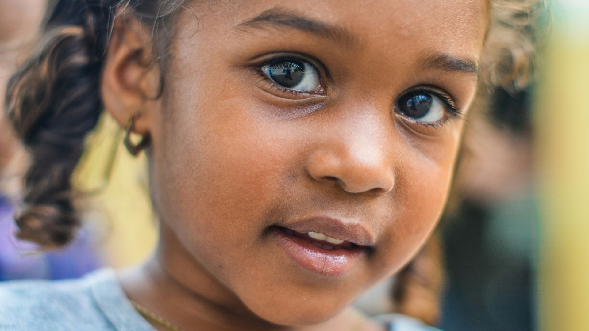 close-up photography of child wearing gray top