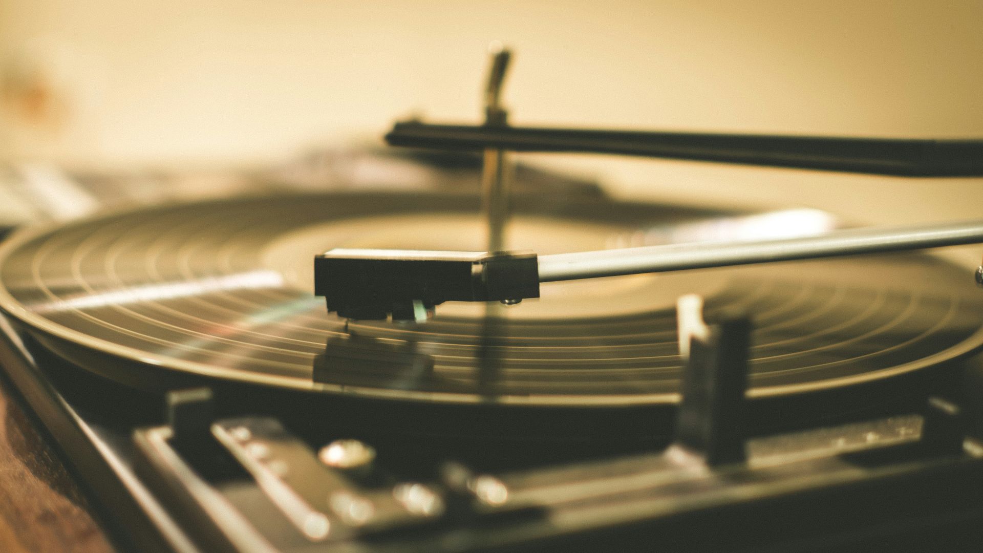shallow focus photography of black vinyl player