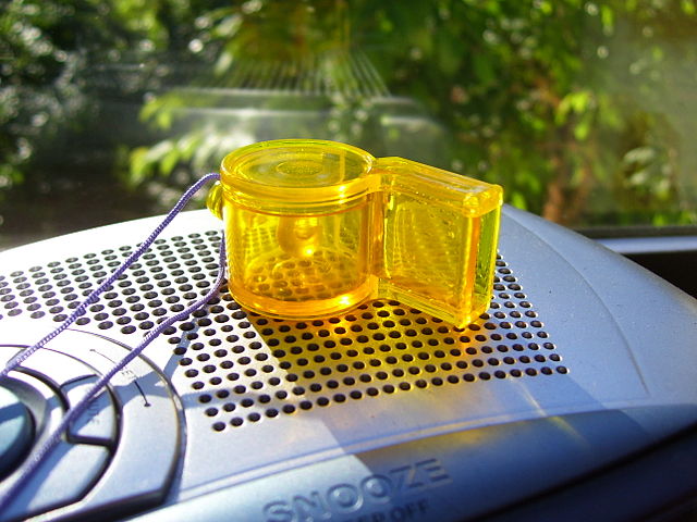 640Px-Party Whistle On Radio