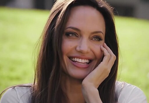 512Px-Angelina Jolie - In The Bag, Vogue Taiwan 01