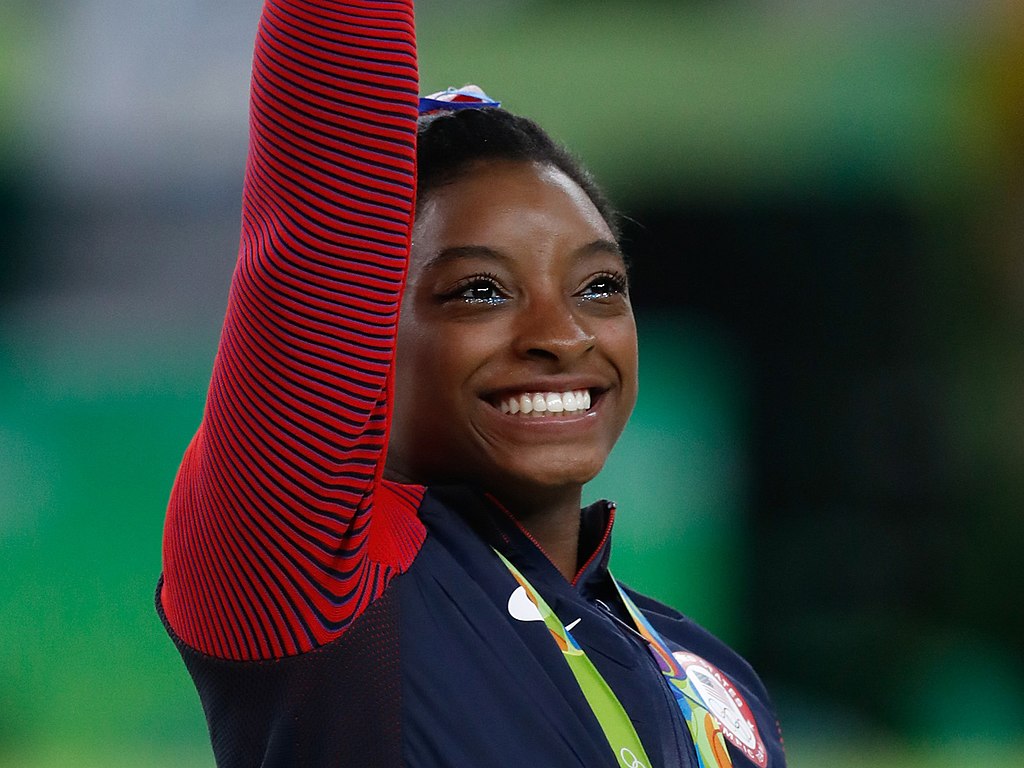 1024Px-Simone Biles At The 2016 Olympics All-Around Gold Medal Podium (28262782114) Cropped