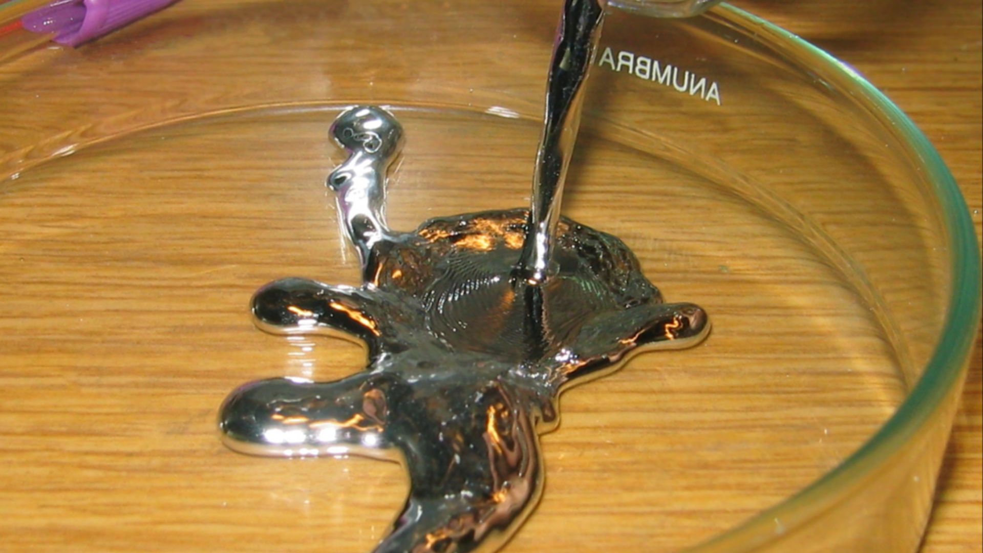 File:Pouring liquid mercury bionerd.jpg
