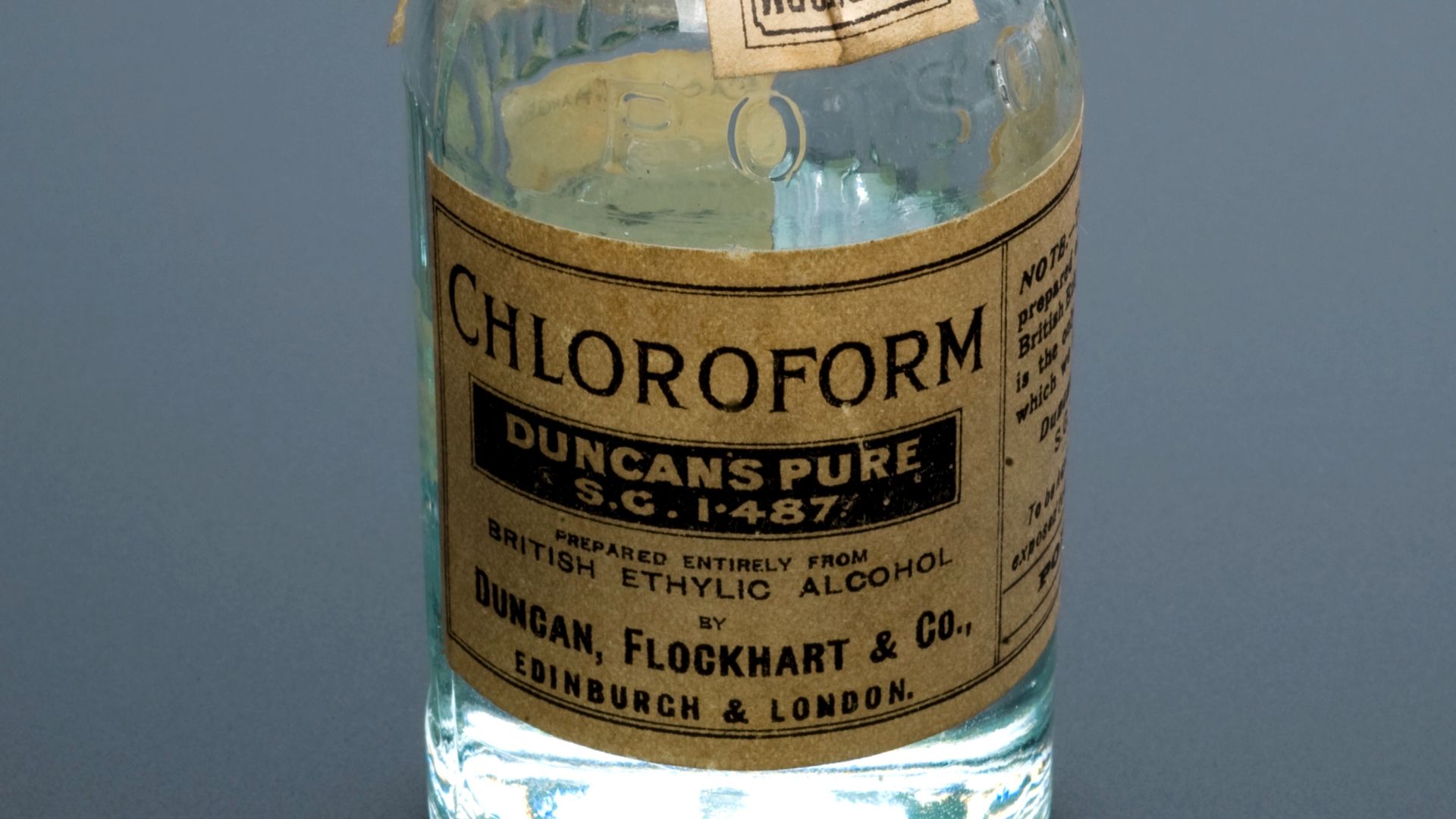 File:Bottle of chloroform, United Kingdom, 1896-1945 Wellcome L0058271.jpg