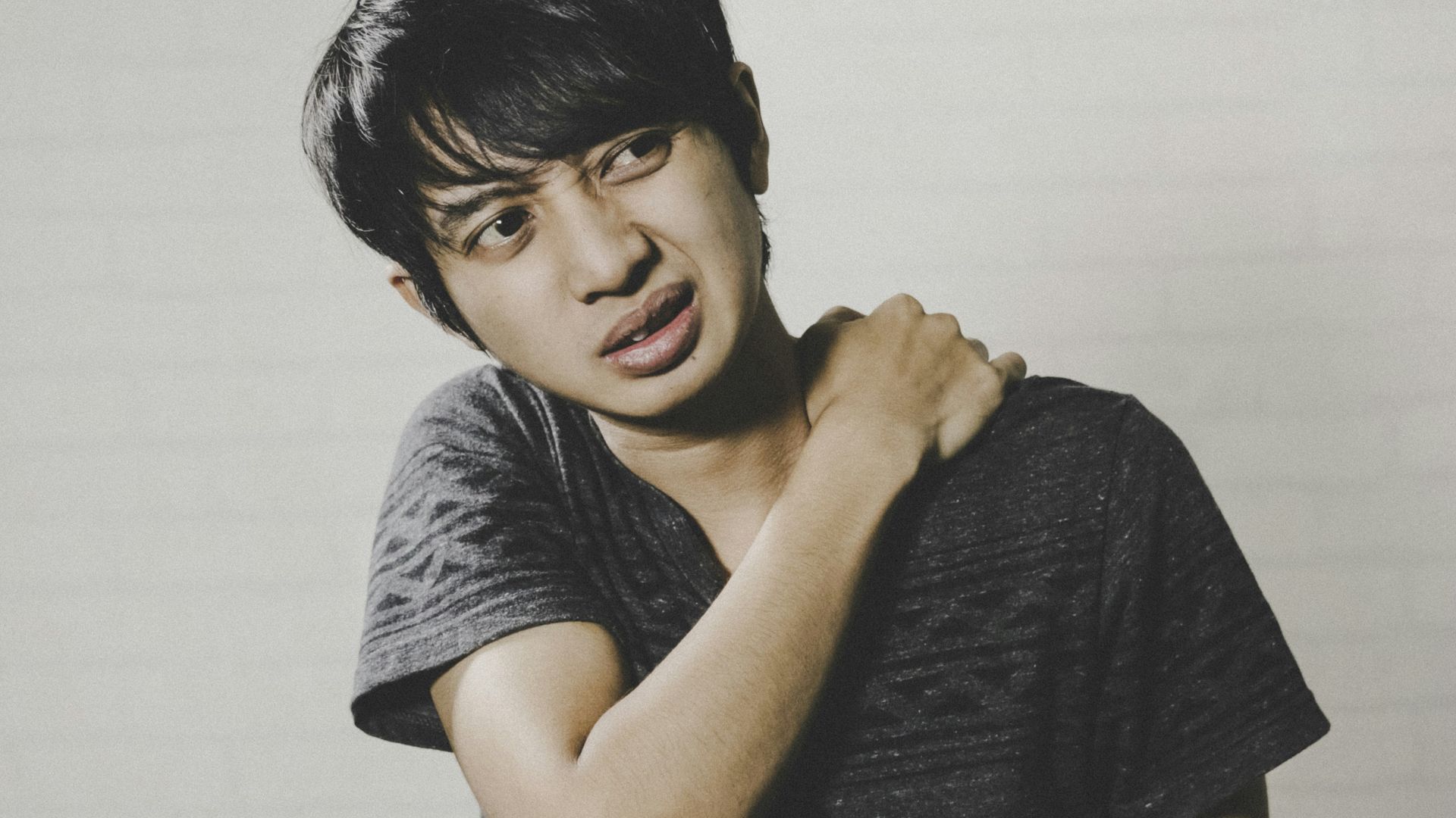 man in grey crew neck t-shirt