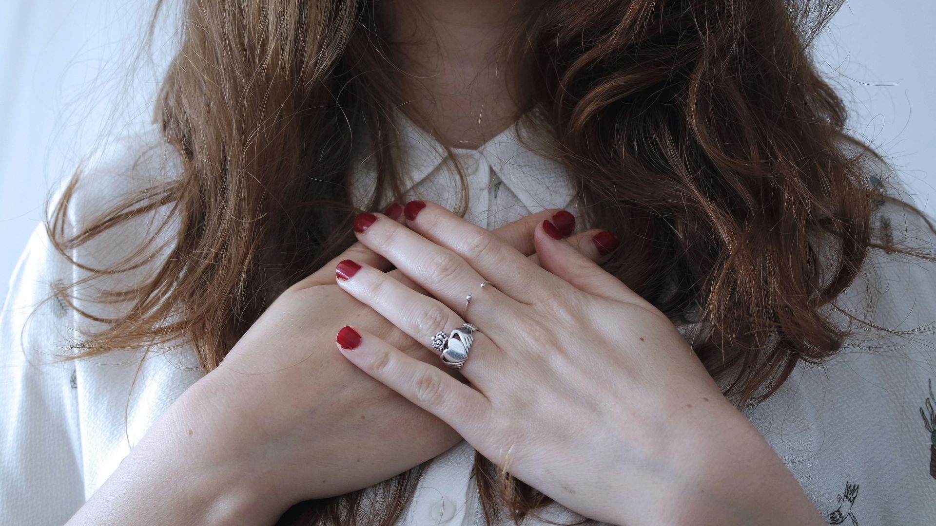 Woman wearing a silver ring