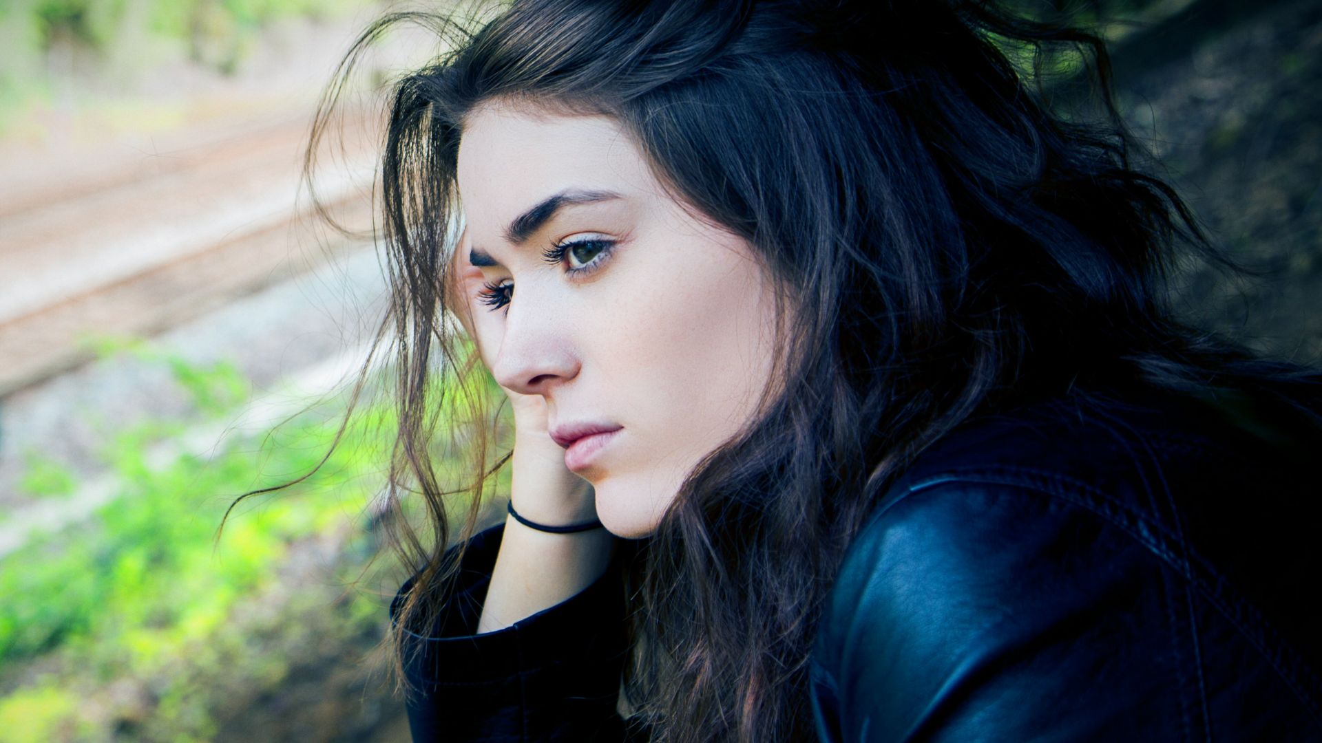woman sitting outdoor during daytime