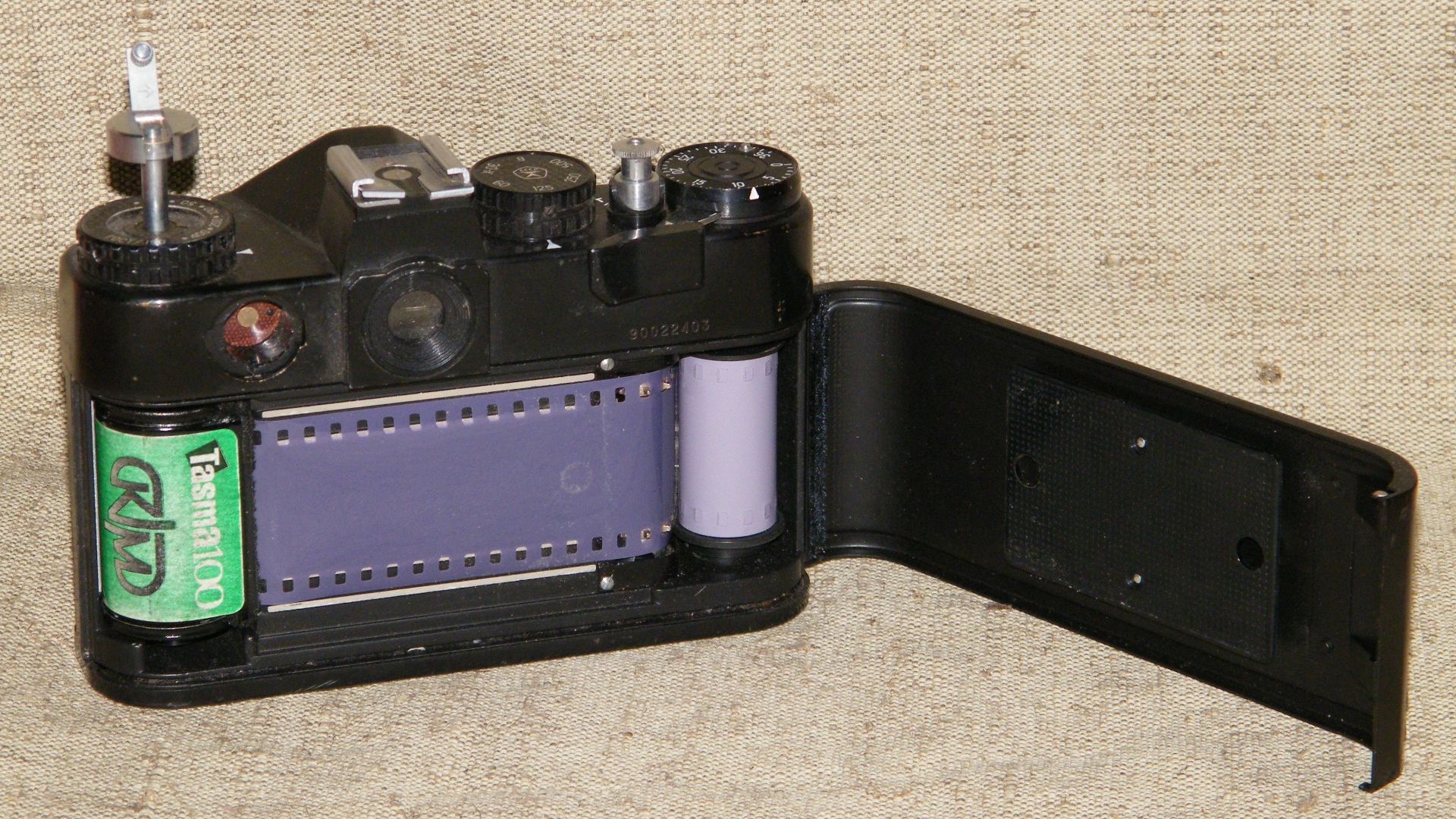 File:Зенит-12сд заряжен фотопленкой.JPG