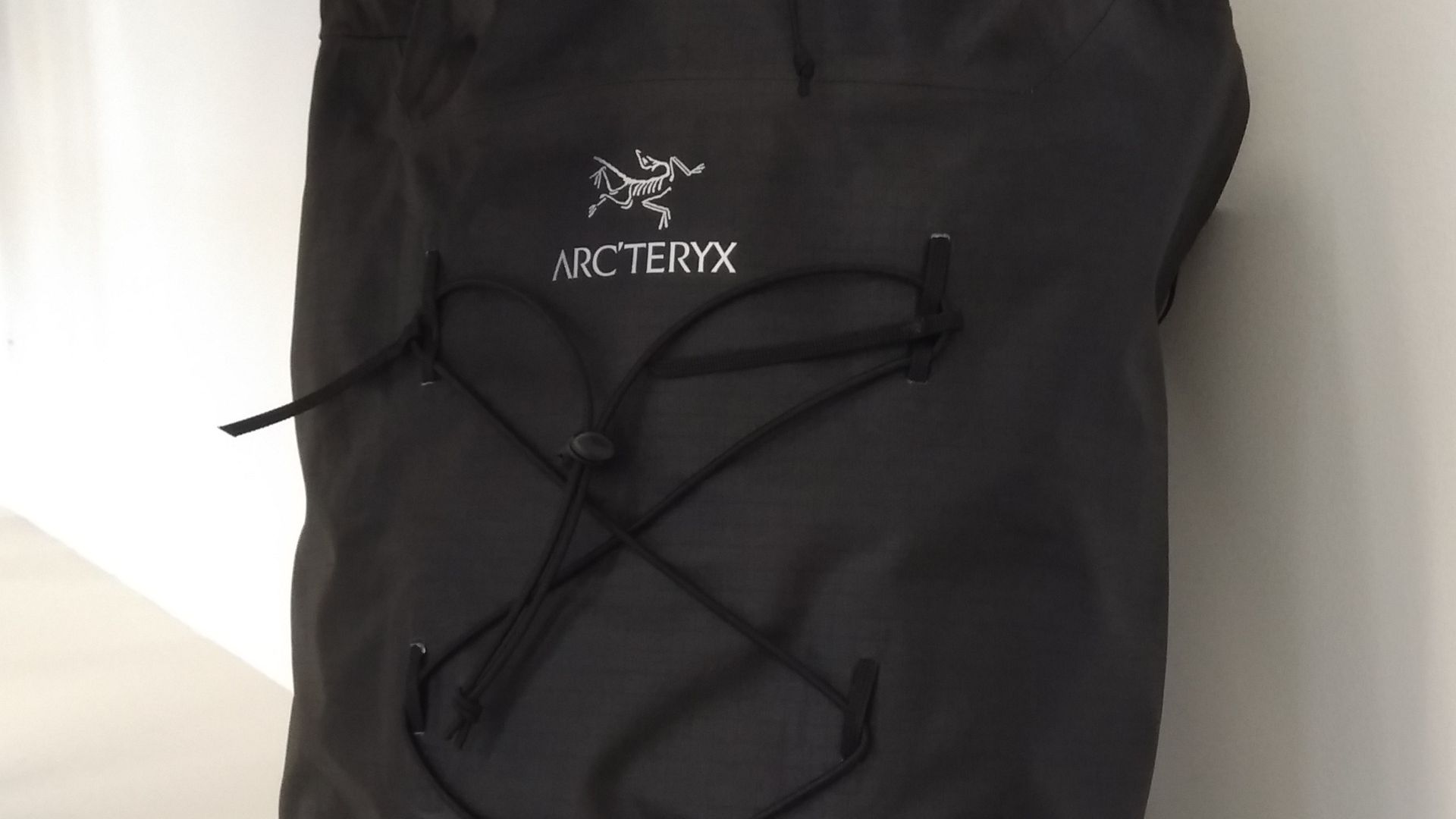 File:Arcteryx Alpha Fast light 40 black backpack.jpg