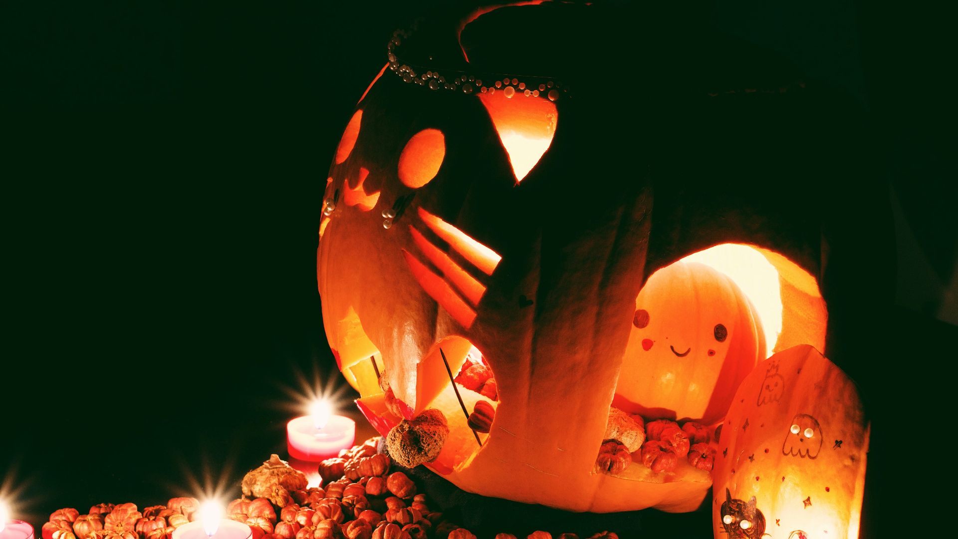 jack o lantern with lighted candles