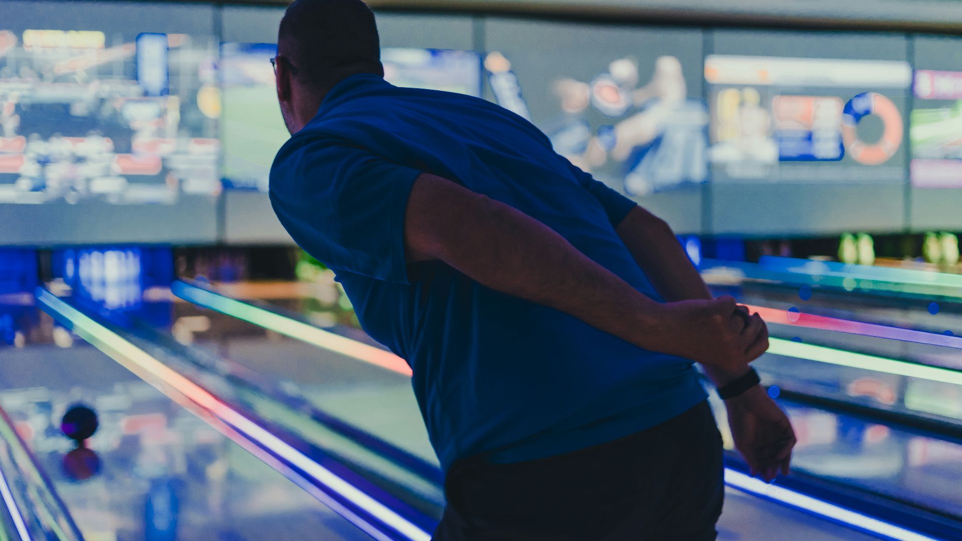 a man is bowling down a bowling alley