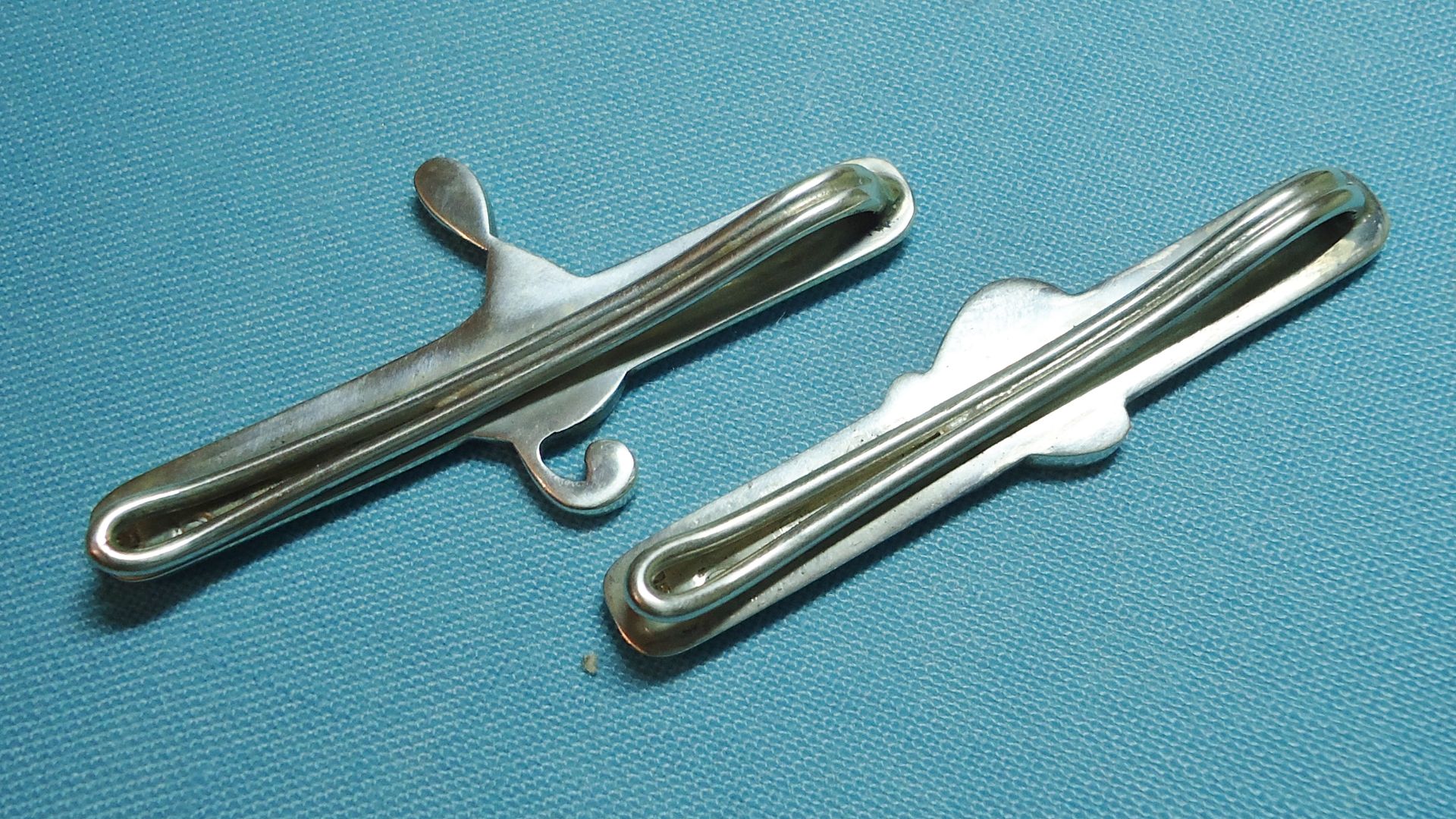 File:Tie clips - backsides.JPG
