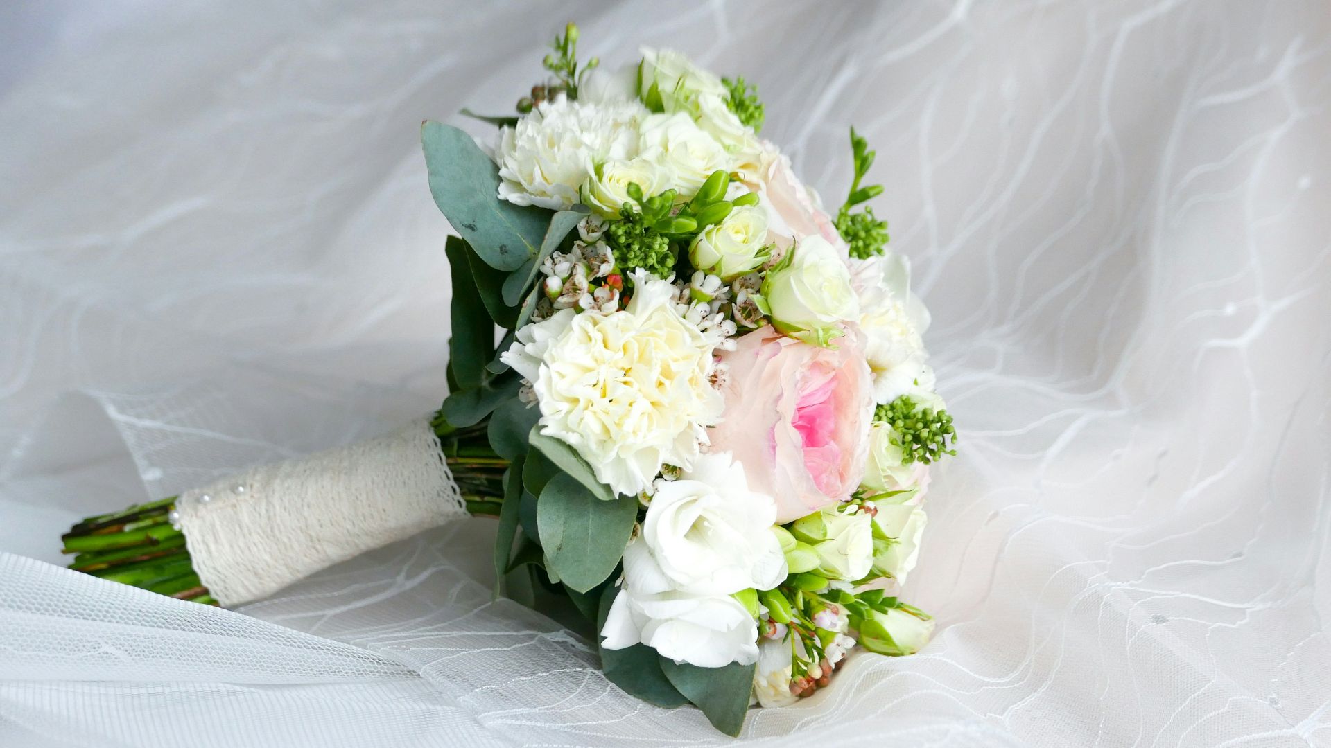 closeup photo of white and pink petaled flower bouquet