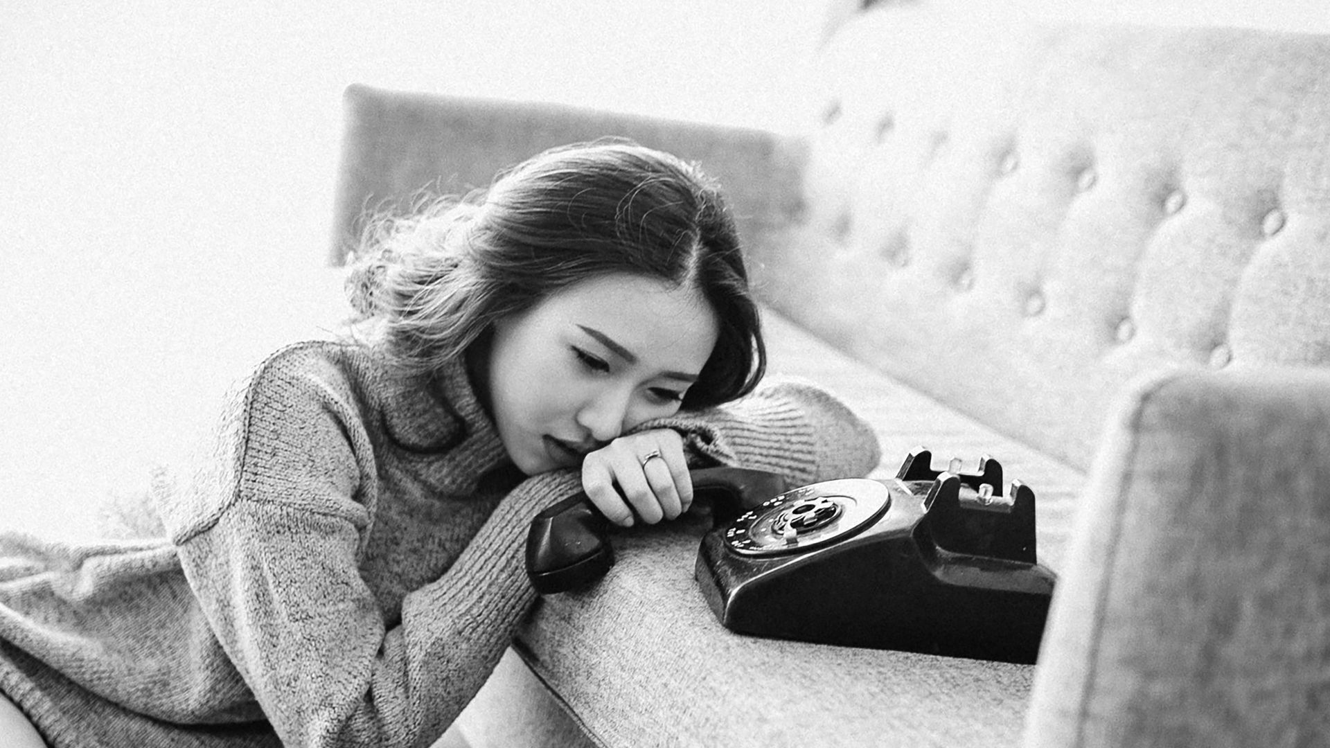 woman sitting near the osfa