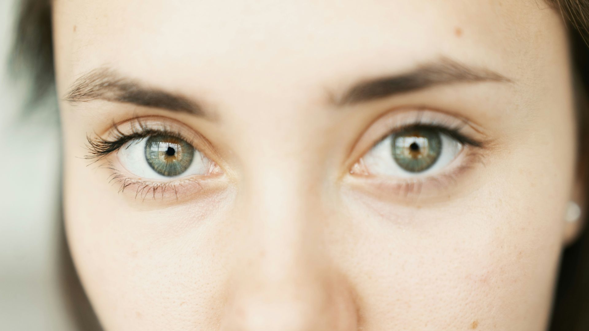 closeup photo of woman's face