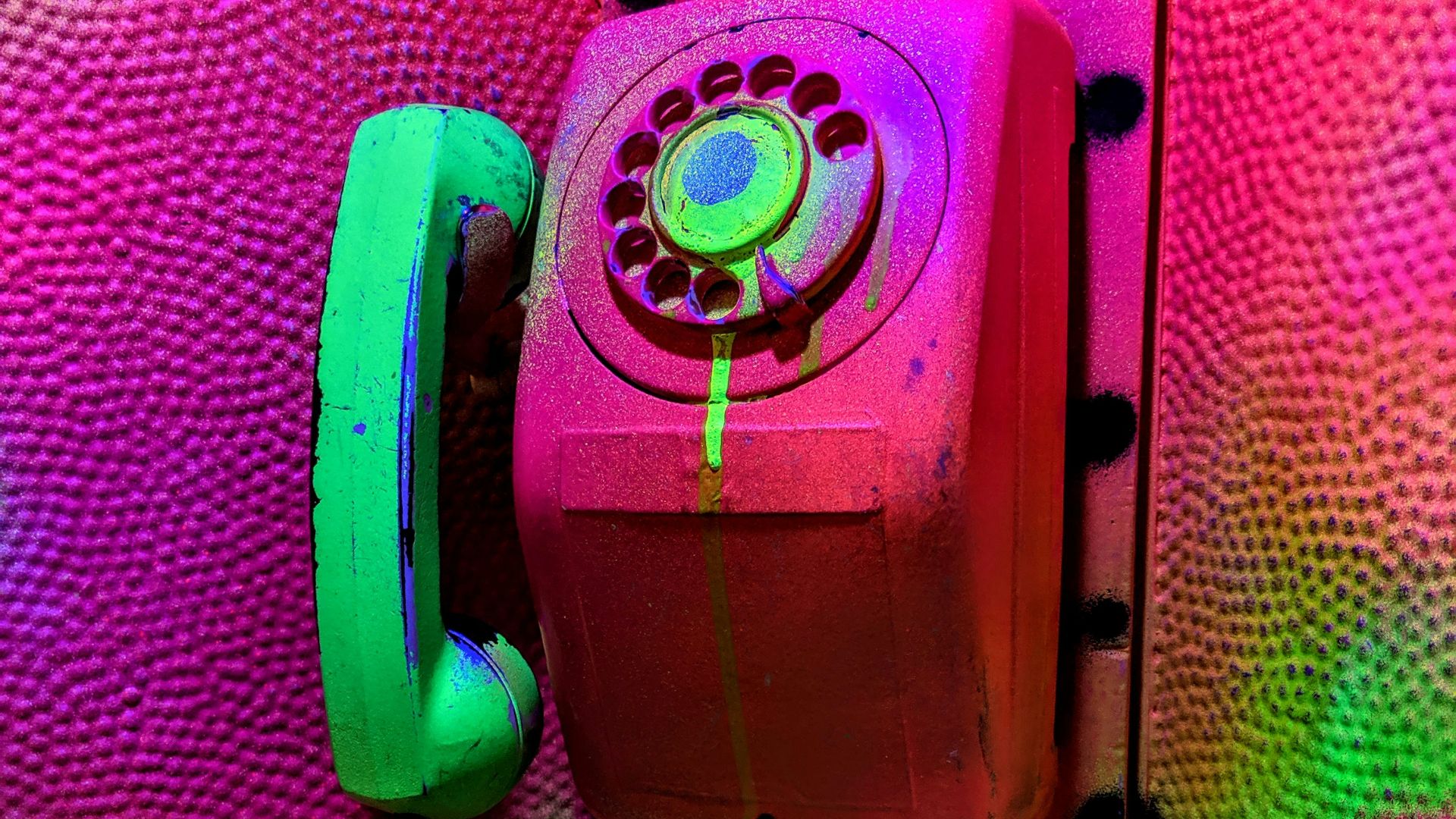 red rotary telephone