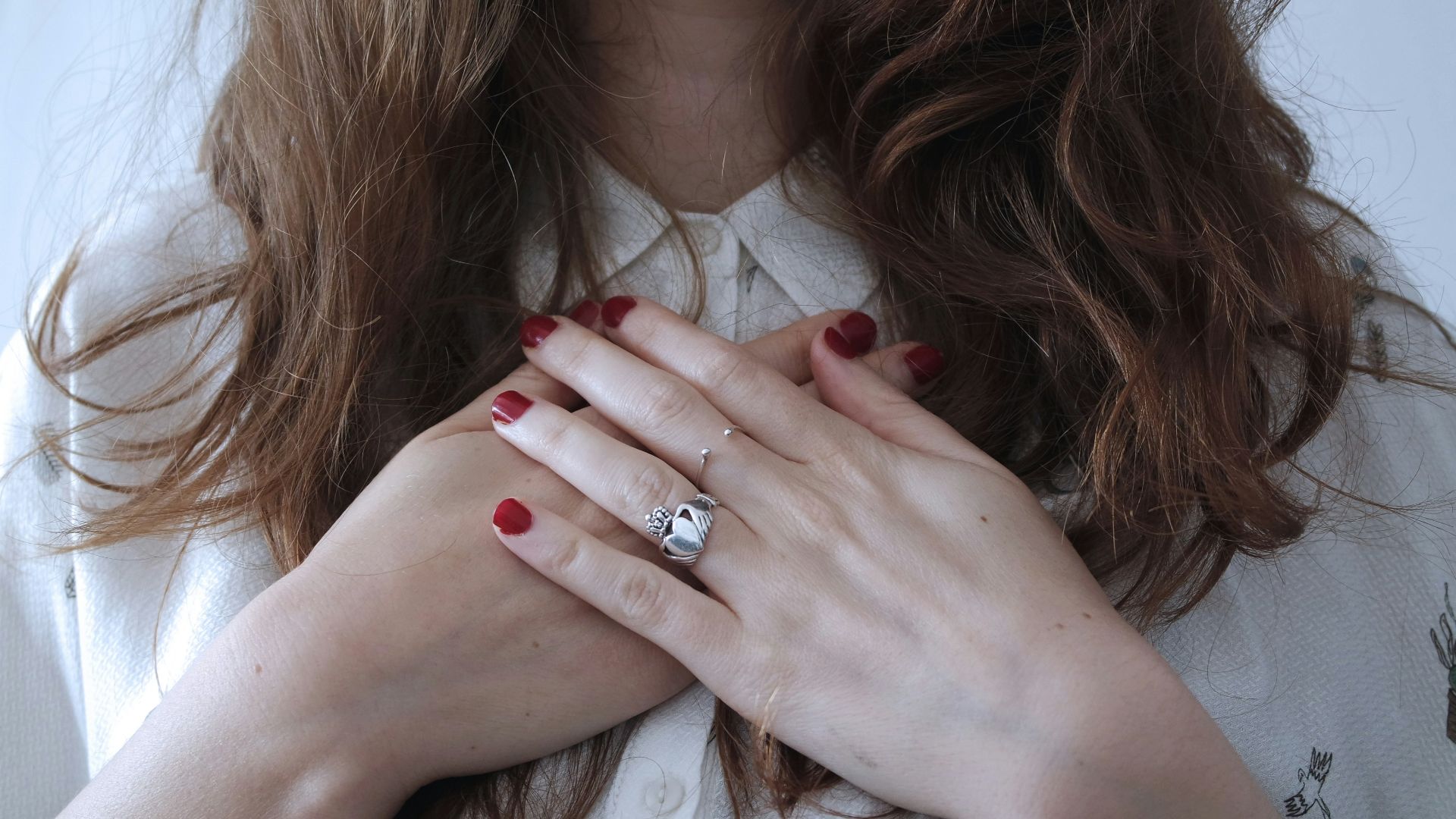 woman wearing silver-colored ring