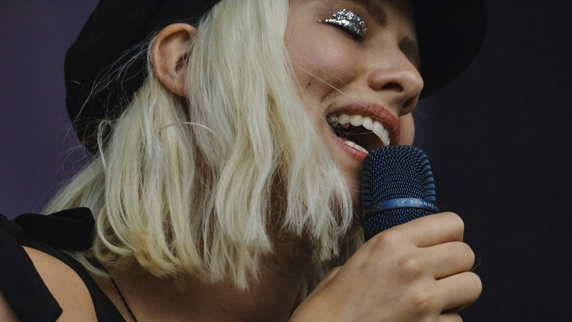 closeup photographyo fwoman singing