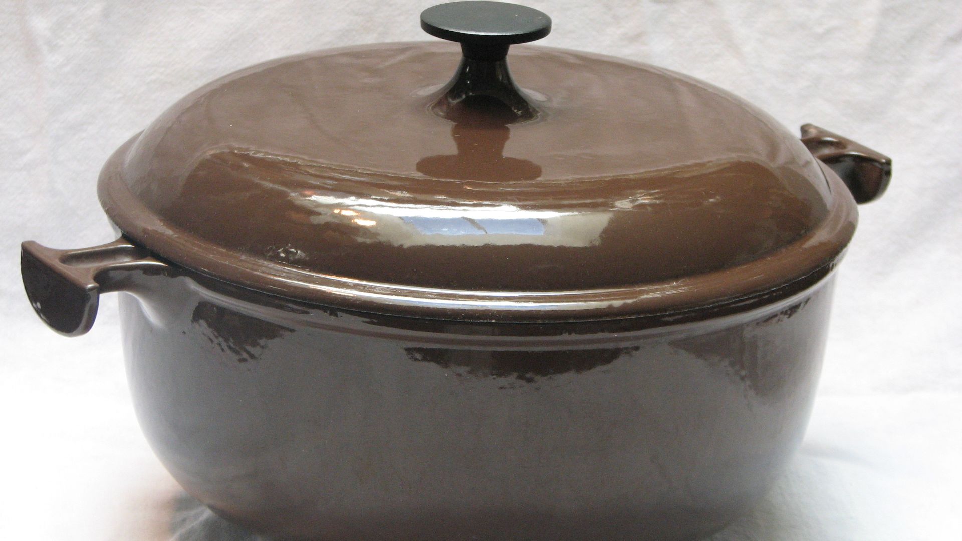 File:Lecreuset lamama-enzomari.JPG