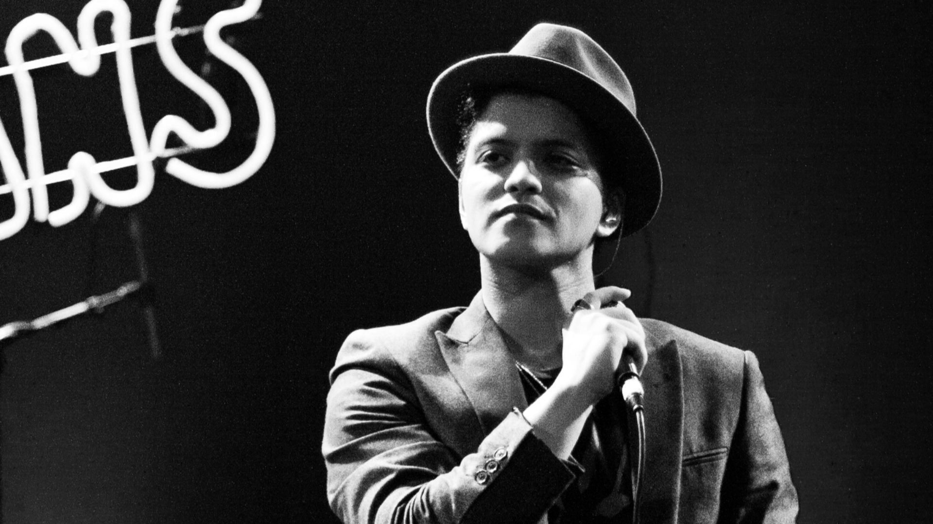 File:Bruno Mars b&w.jpg