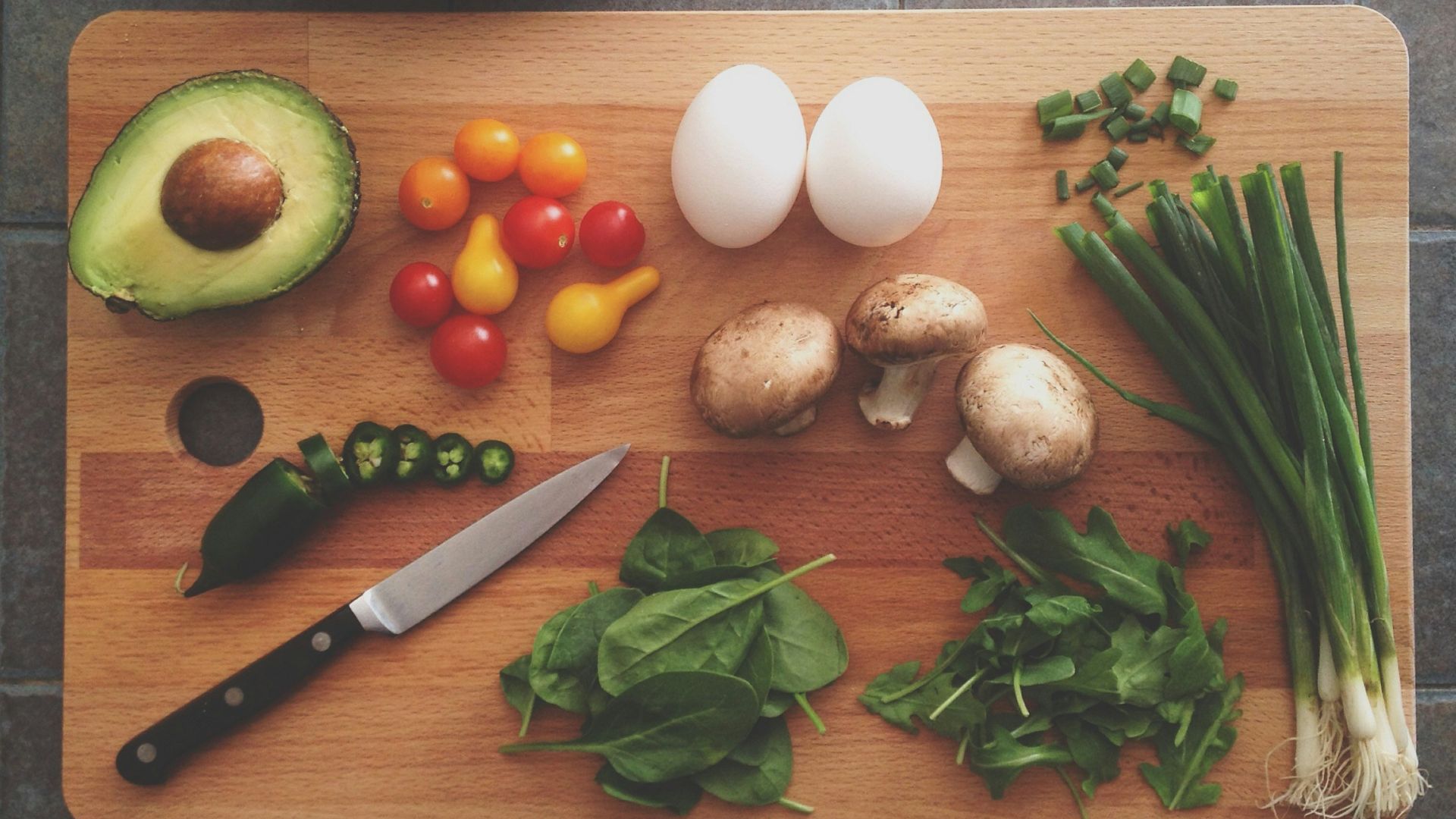 avocado, tomatoes, eggs, mushrooms, spring onions, and leaves