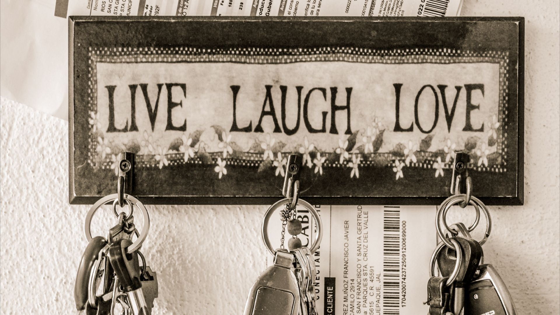 File:Live Laugh Love key holder (cropped).jpg