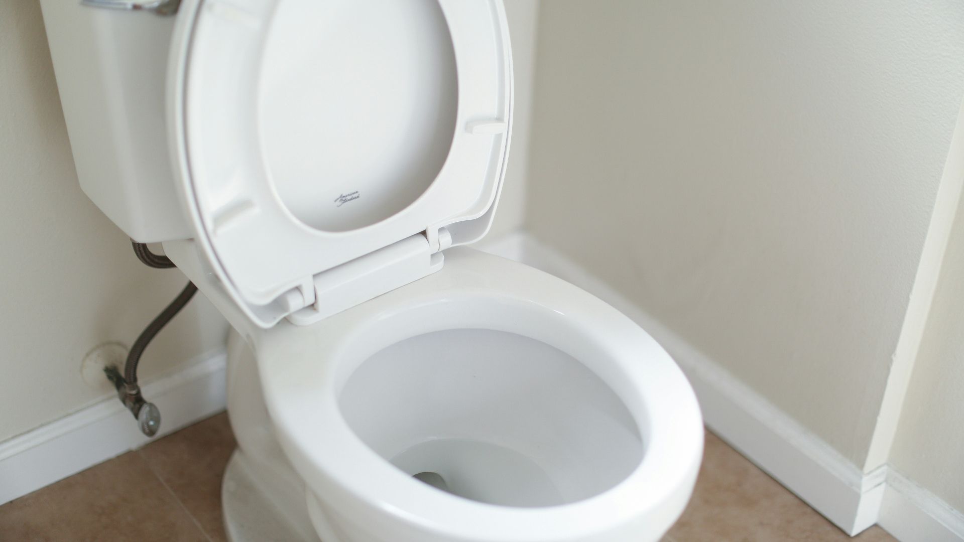 white ceramic toilet bowl with cover