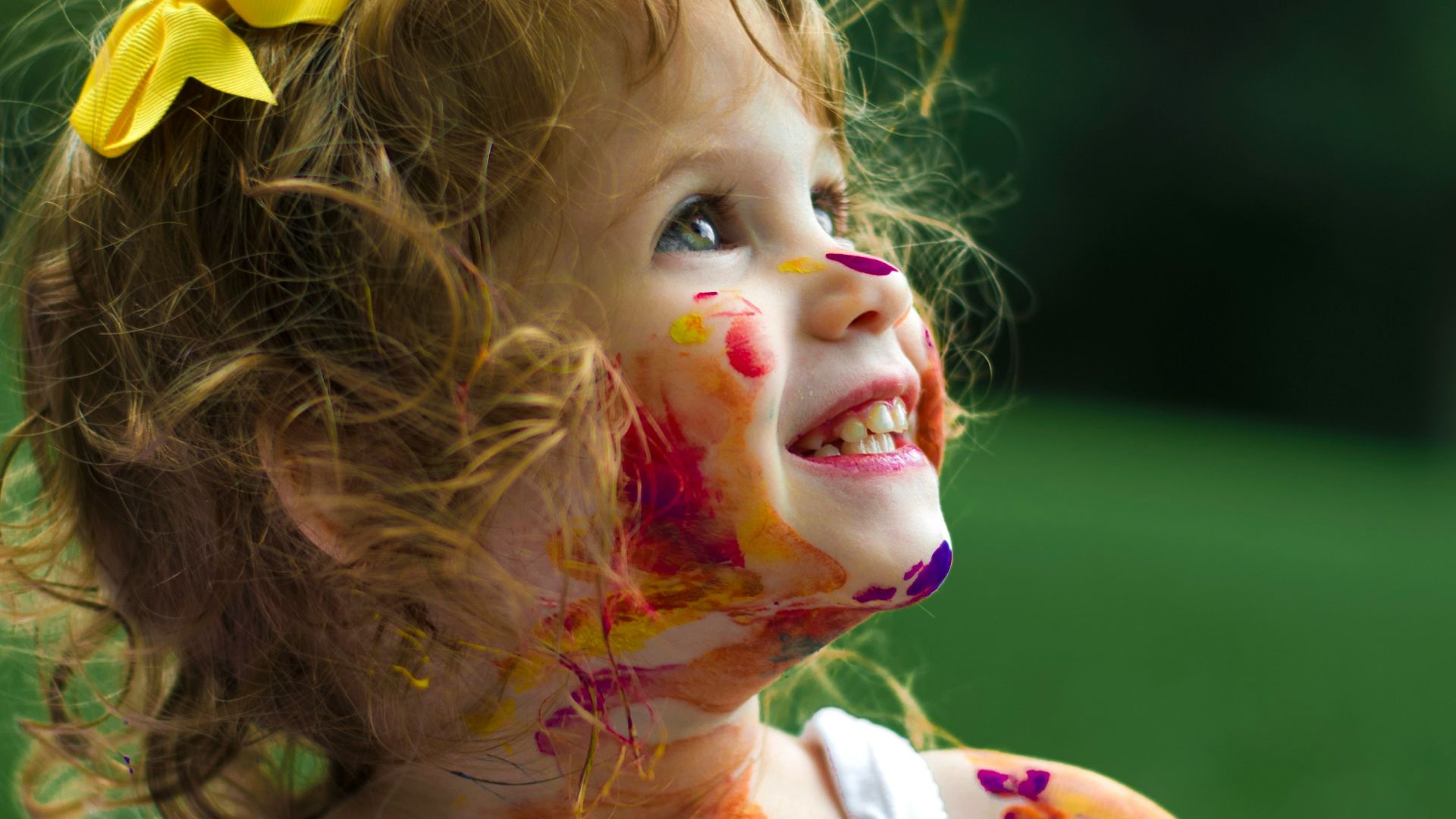 girl with paint of body