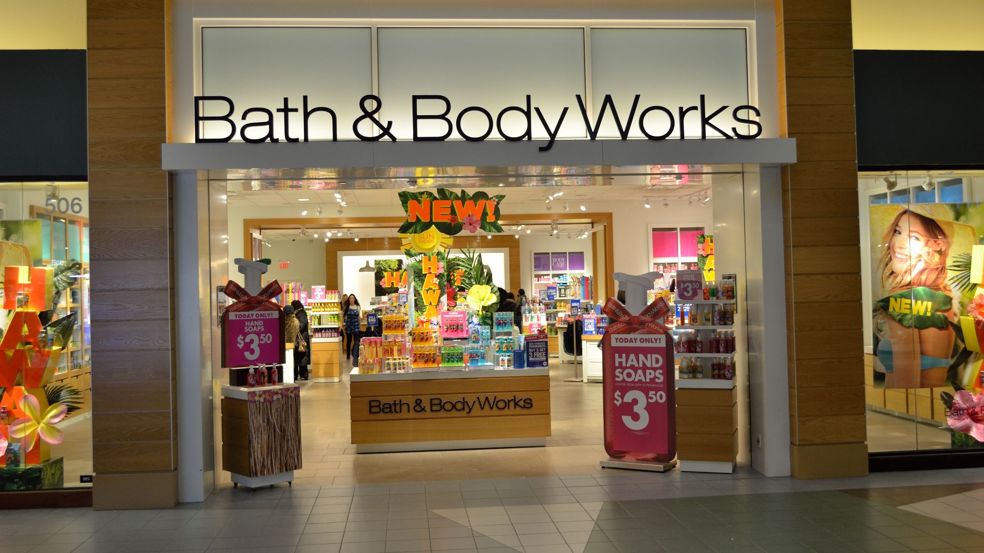 File:Bath&BodyWorksVaughanMills.jpg