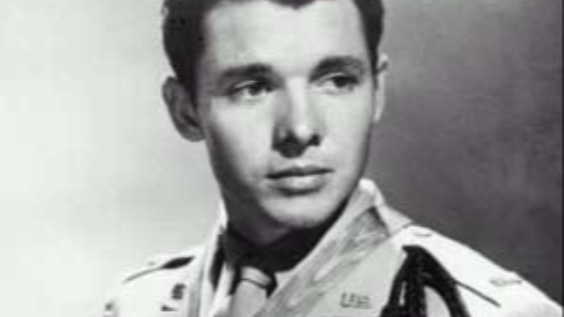 File:Audie Murphy uniform medals.jpg