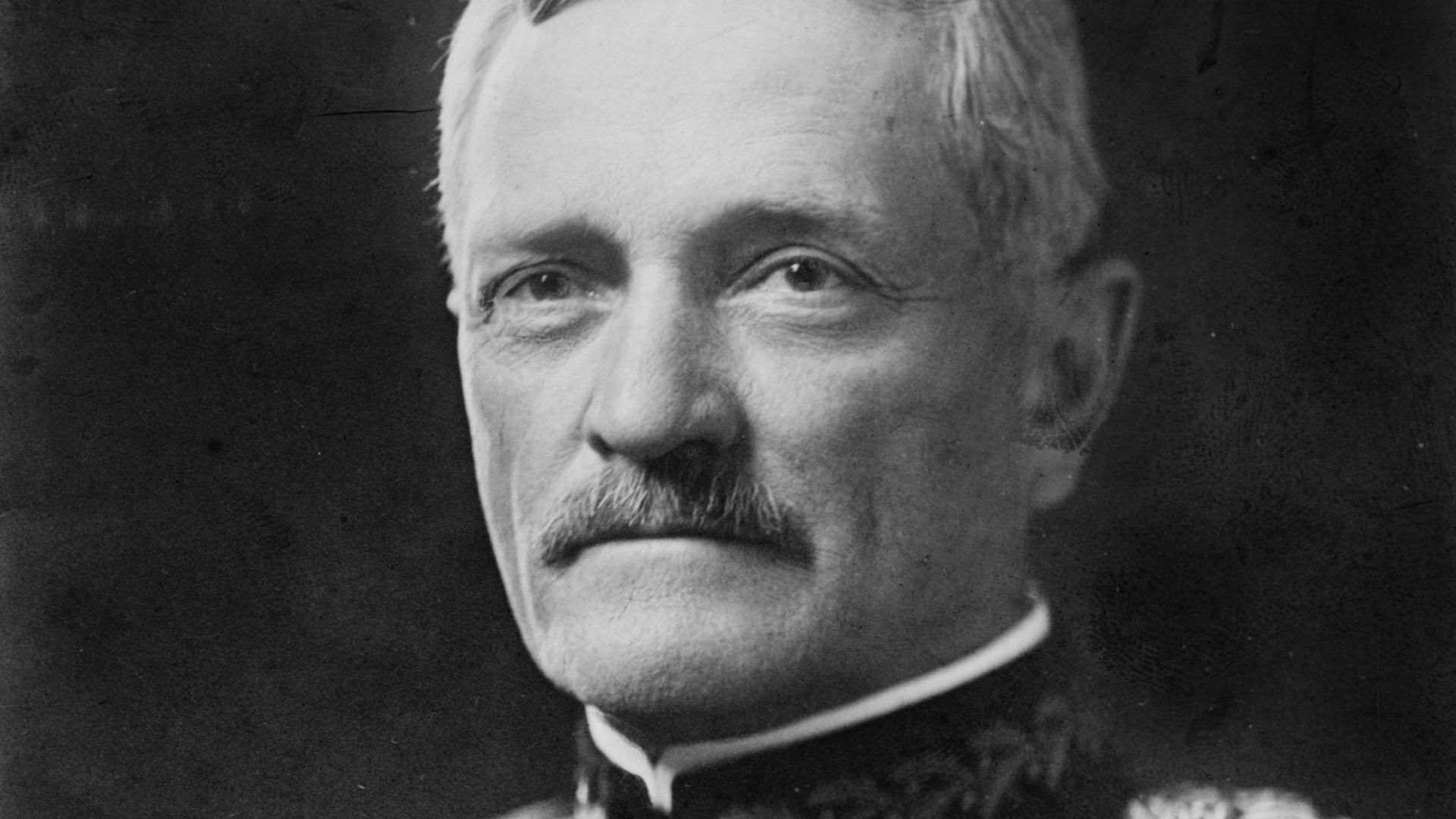 File:General John Joseph Pershing head on shoulders.jpg