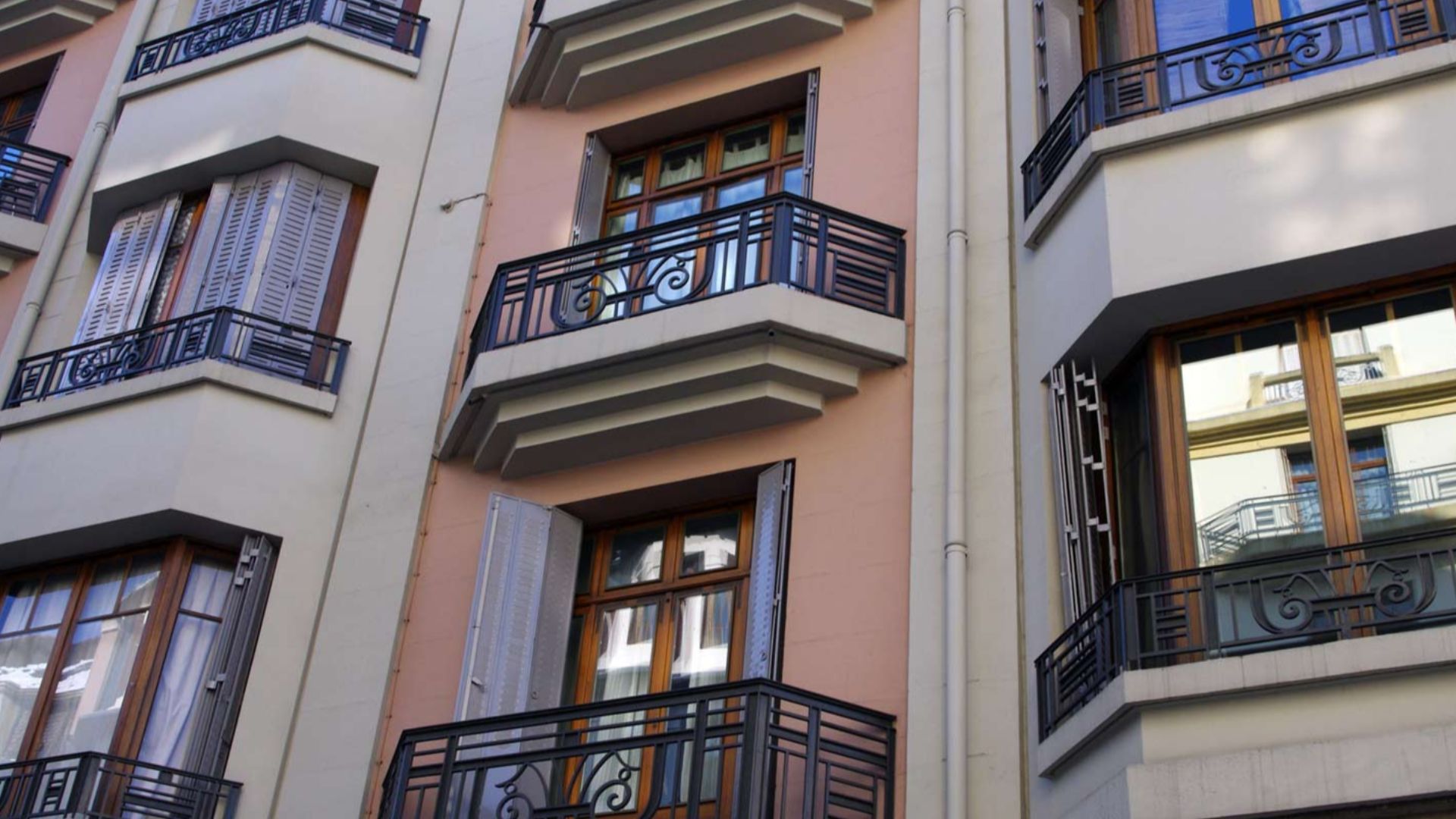 File:Annecy balcons art déco 2.jpg
