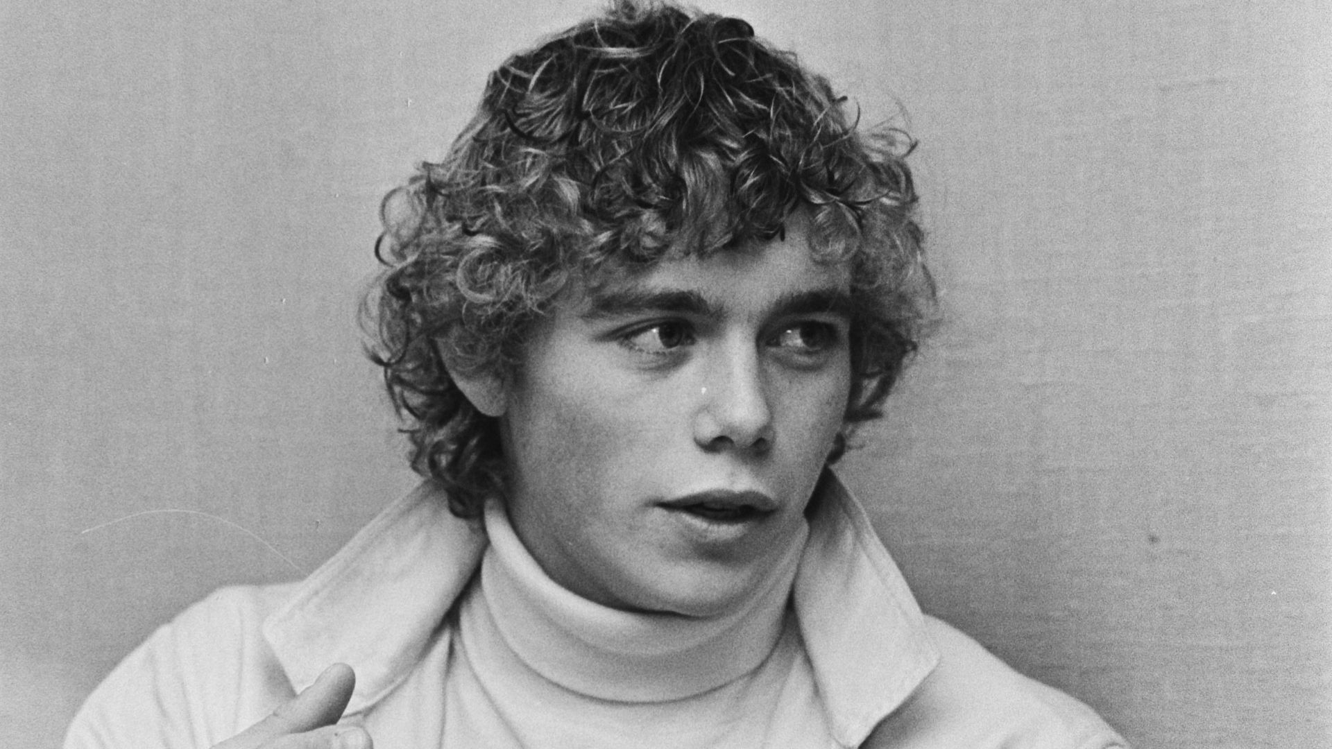 File:Acteur Chris Atkins zittend op een bank tijdens een interview, Bestanddeelnr 931-2805.jpg