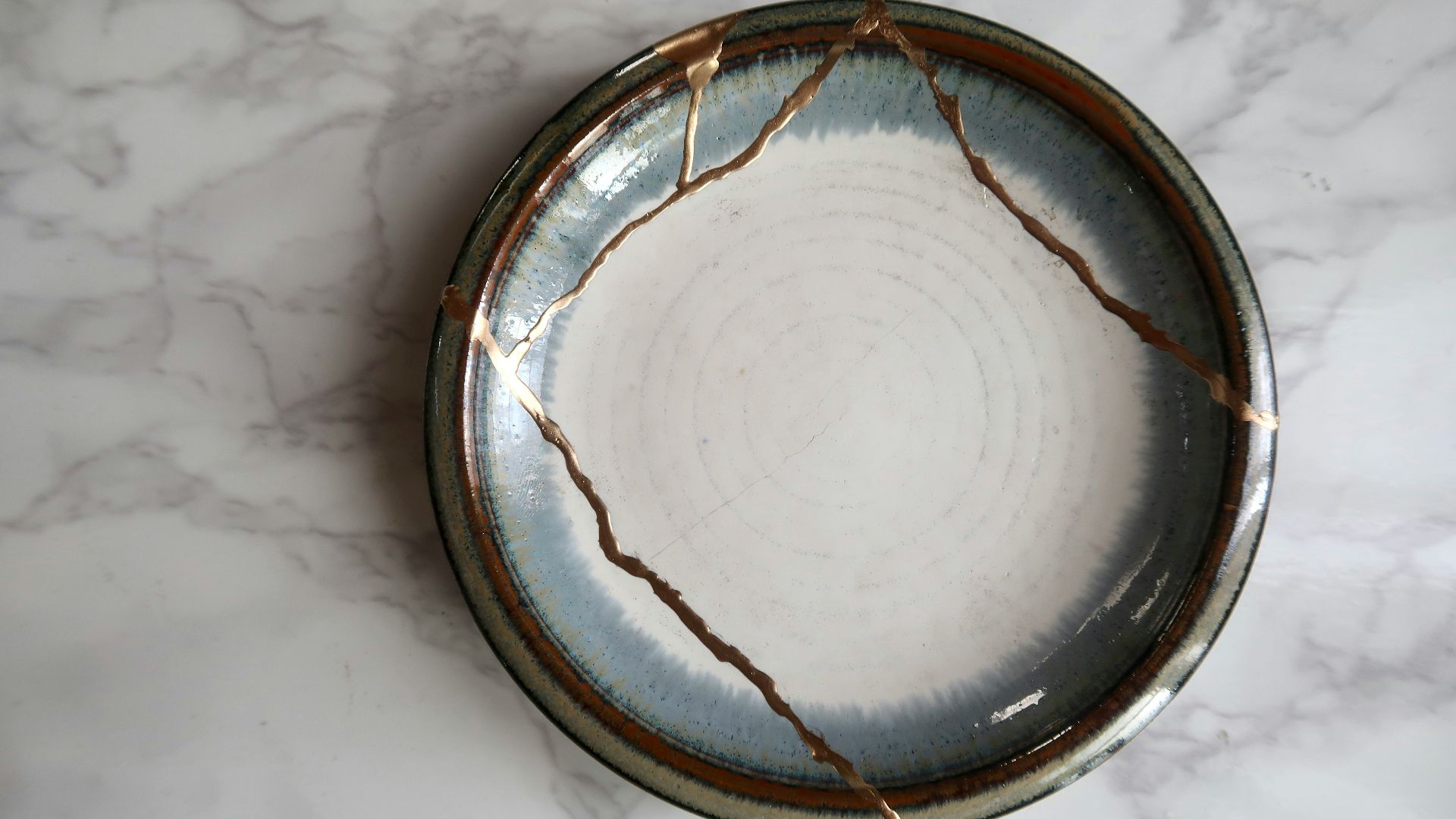 round brown and white ceramic plate
