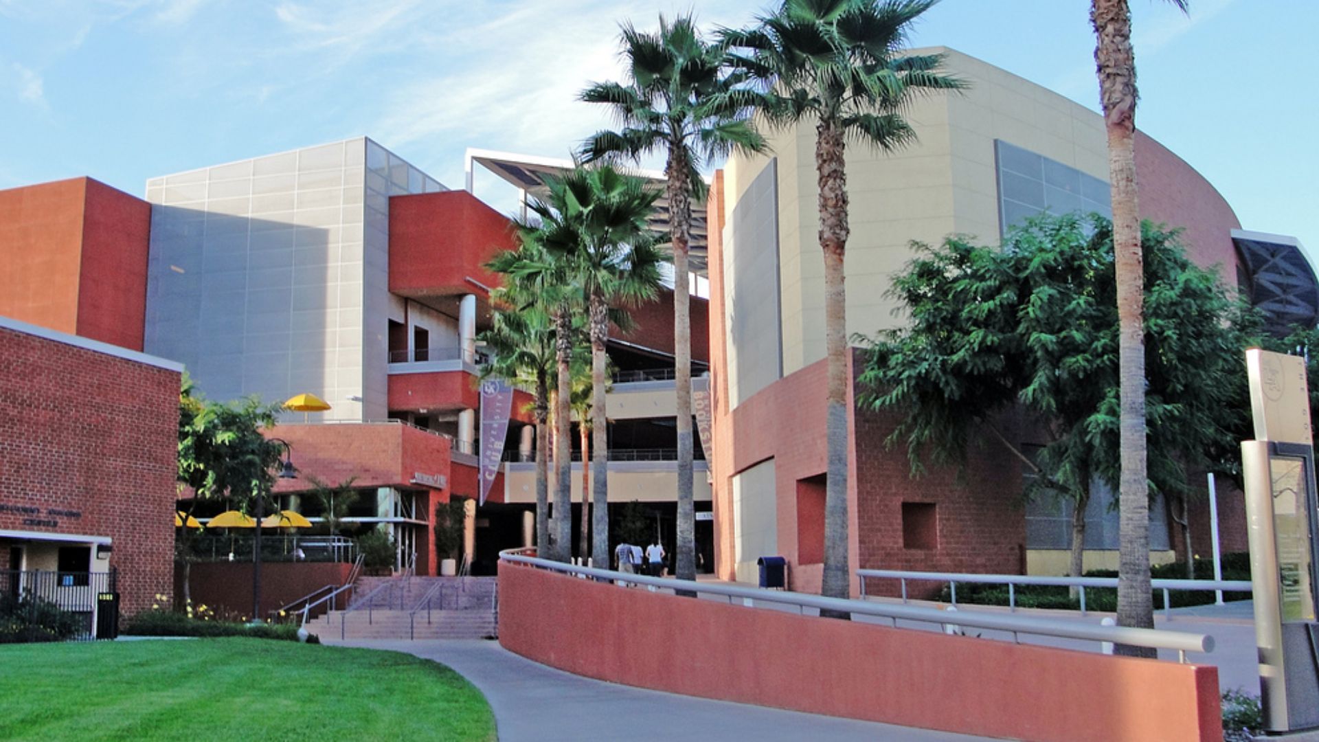 File:Cal State University, Los Angeles.jpg