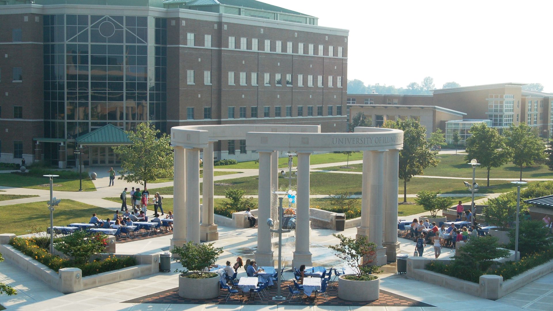 File:University of Illinois at Springfield campus, outside commons area-2009.jpg